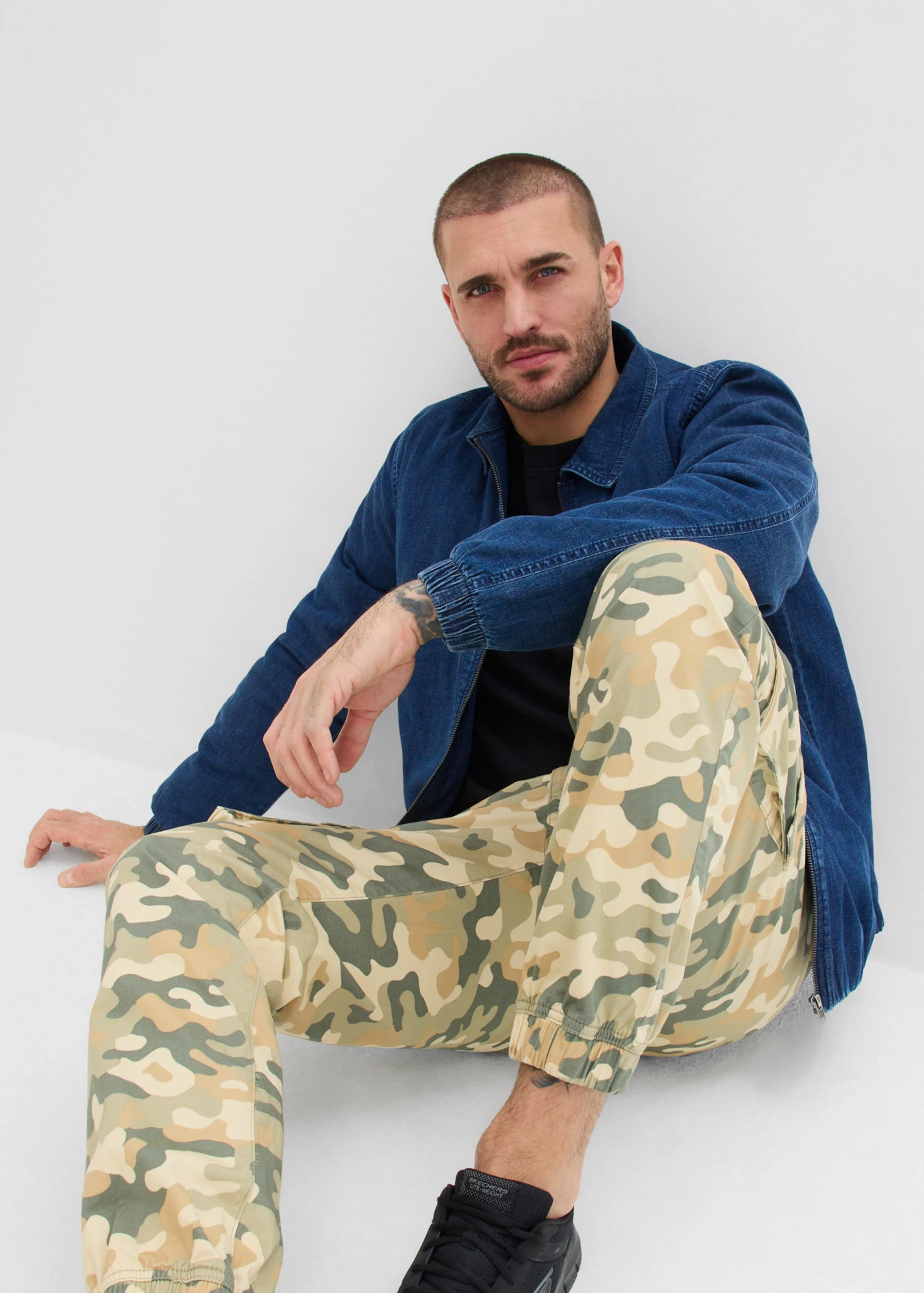 Pantaloni cargo drepți, Regular Fit, cu elastic și șiret în talie • camuflaj • magazin bonprix