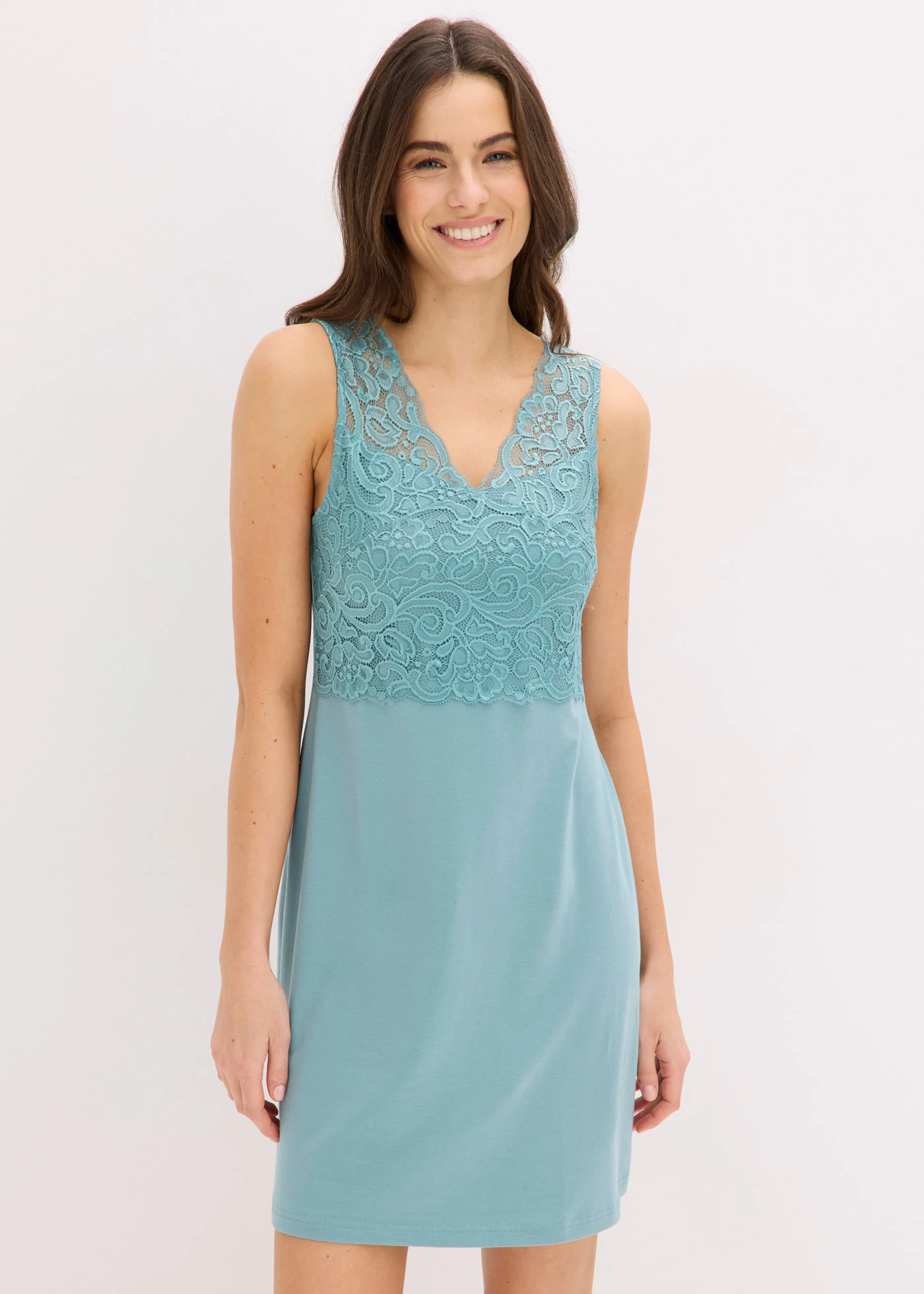 Chemise de nuit avec empiècement dentelle • bleu minéral • Boutique bonprix
