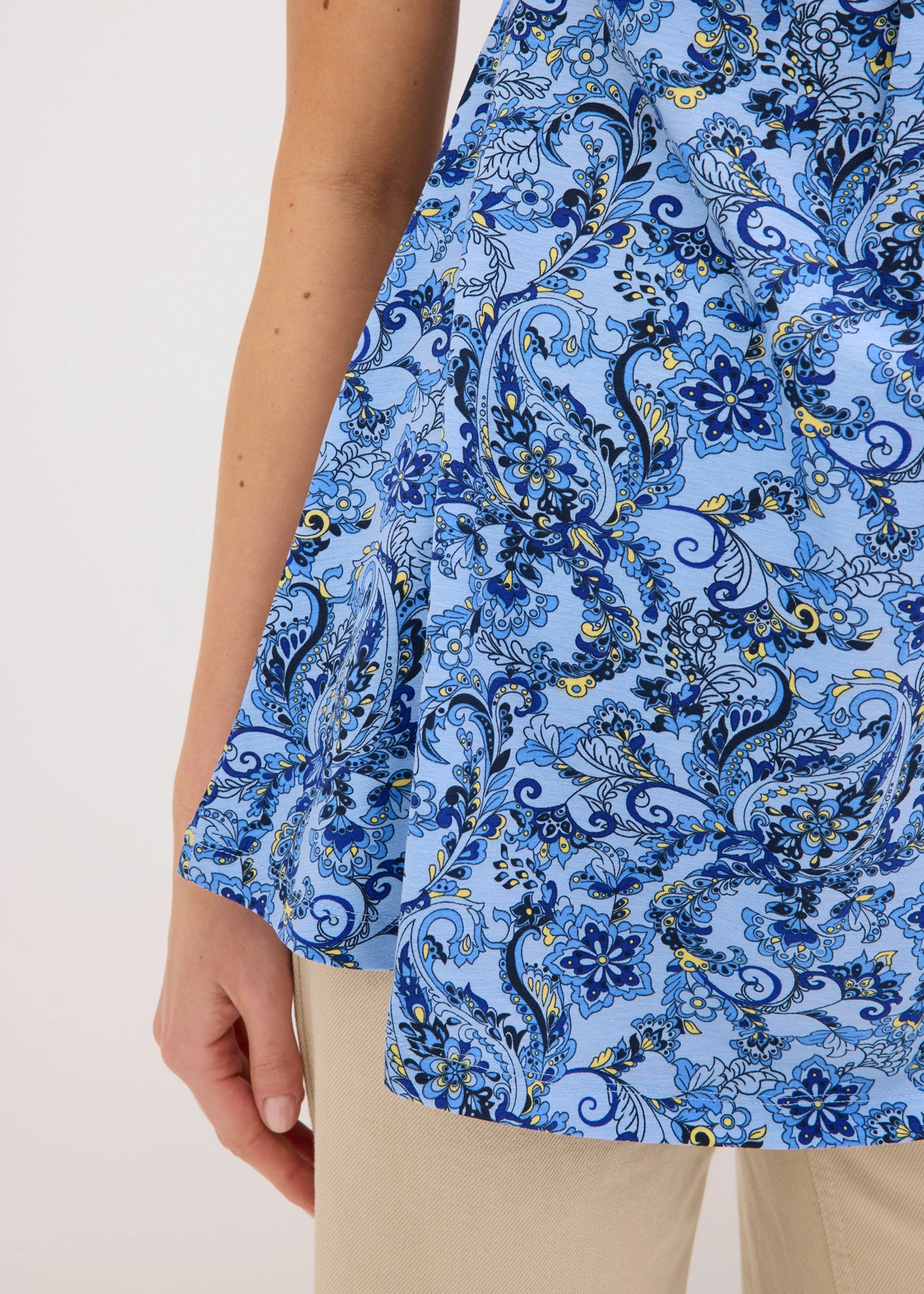 T-shirt en viscose extensible • bleu poudré paisley • Boutique bonprix