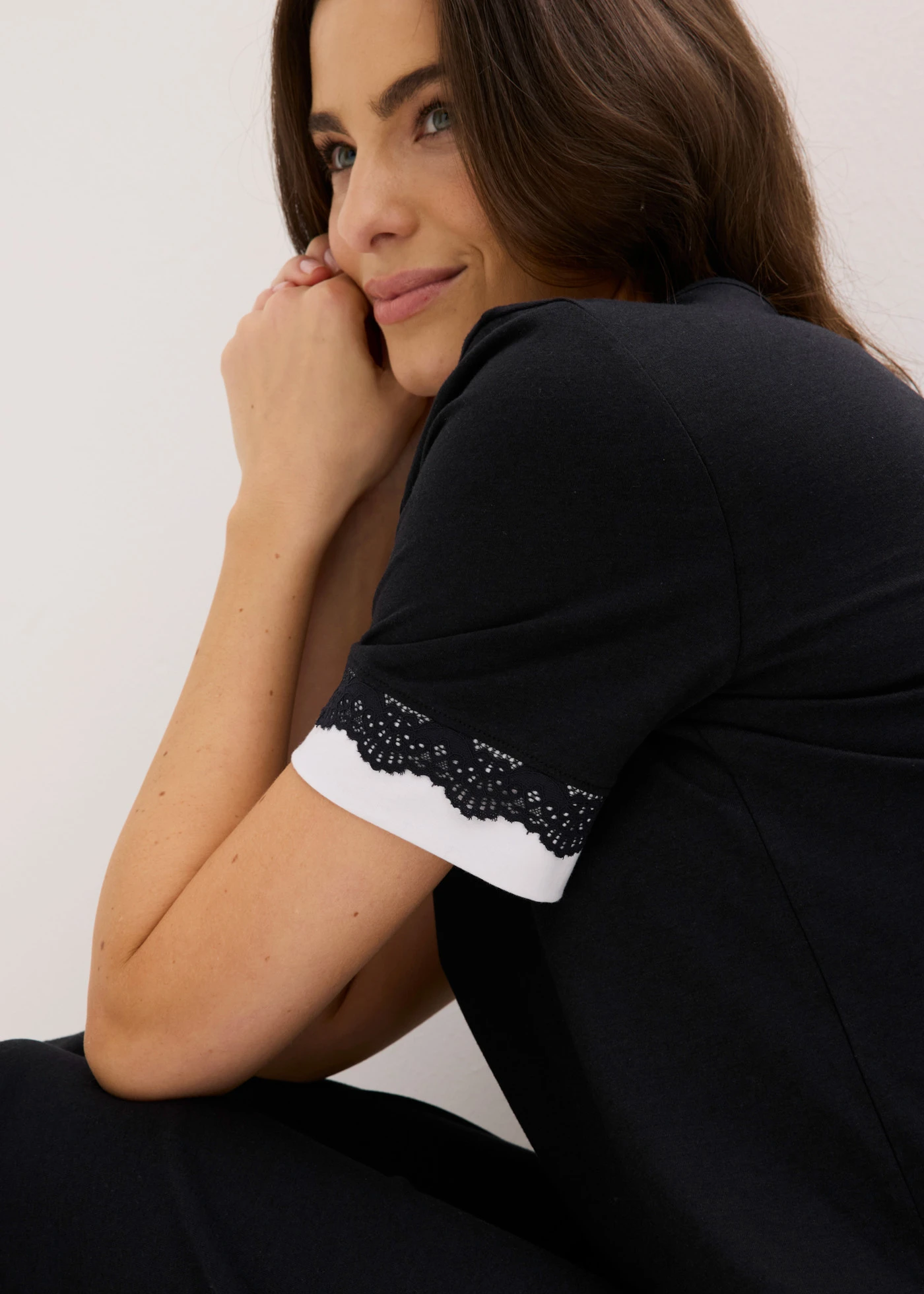 Pantaloni largi culotte din material moale cu viscoză • negru/alb • magazin bonprix