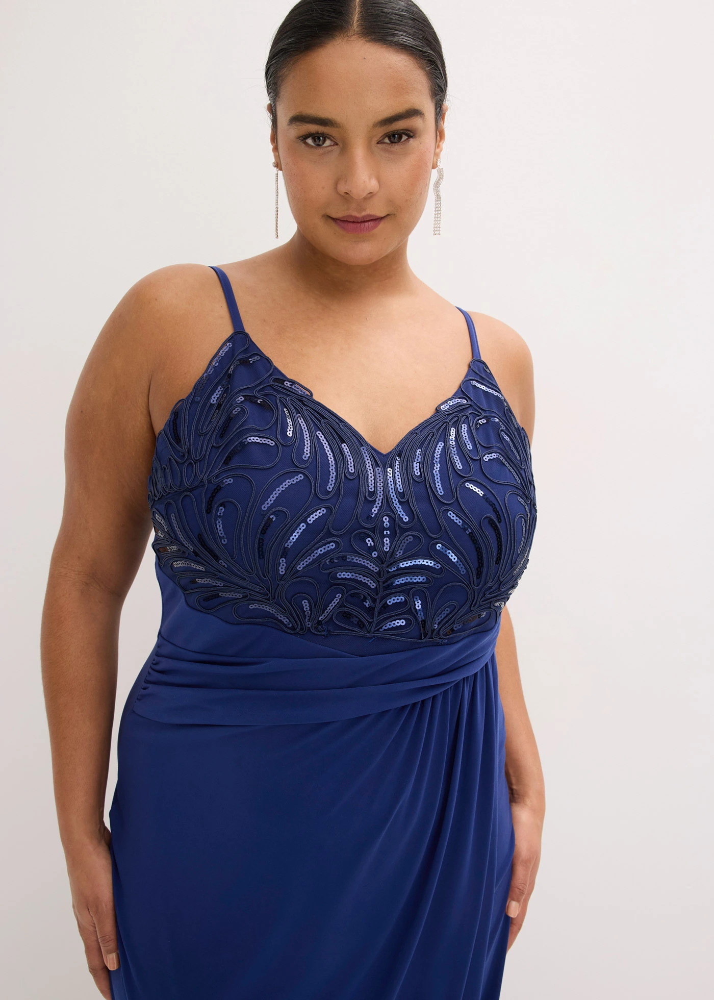 Večerné šaty s čipkou a flitrovanou výšivkou • polnočná modrá plus size • obchod bonprix