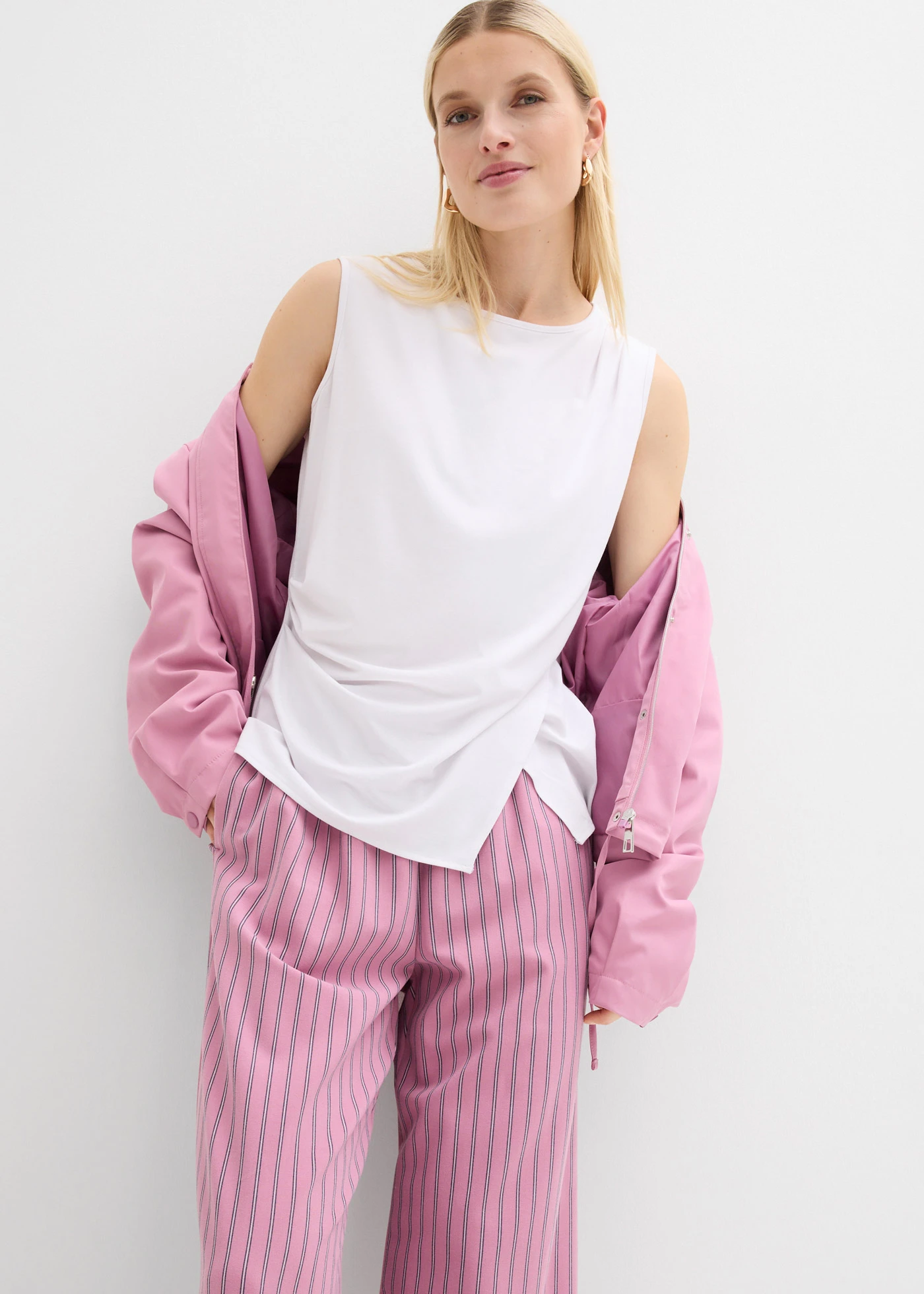 Pantalon fluide à taille élastiquée • mauve/blanc/bleu foncé rayé • Boutique bonprix