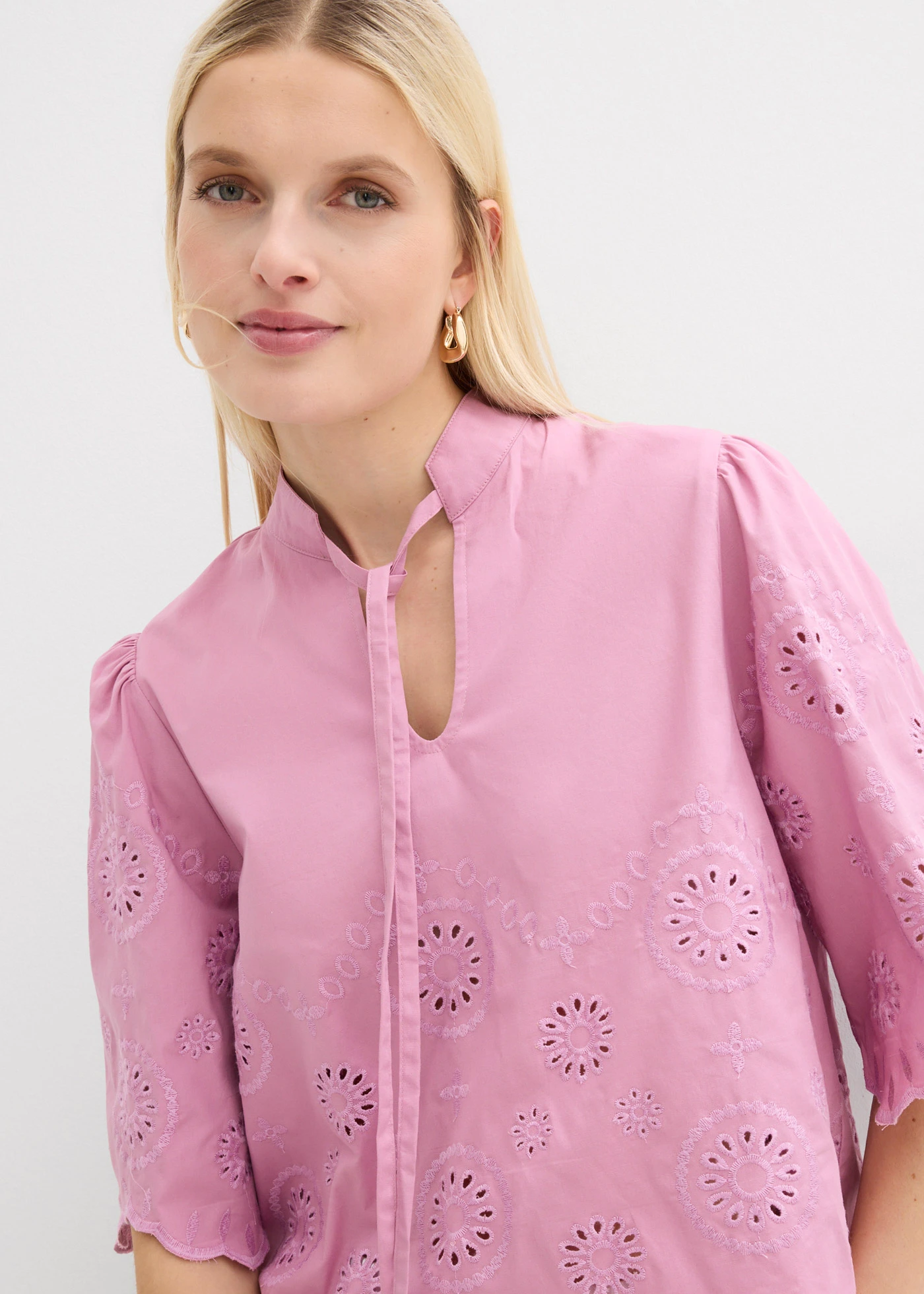 Blouse courte à broderies anglaises • mauve • Boutique bonprix