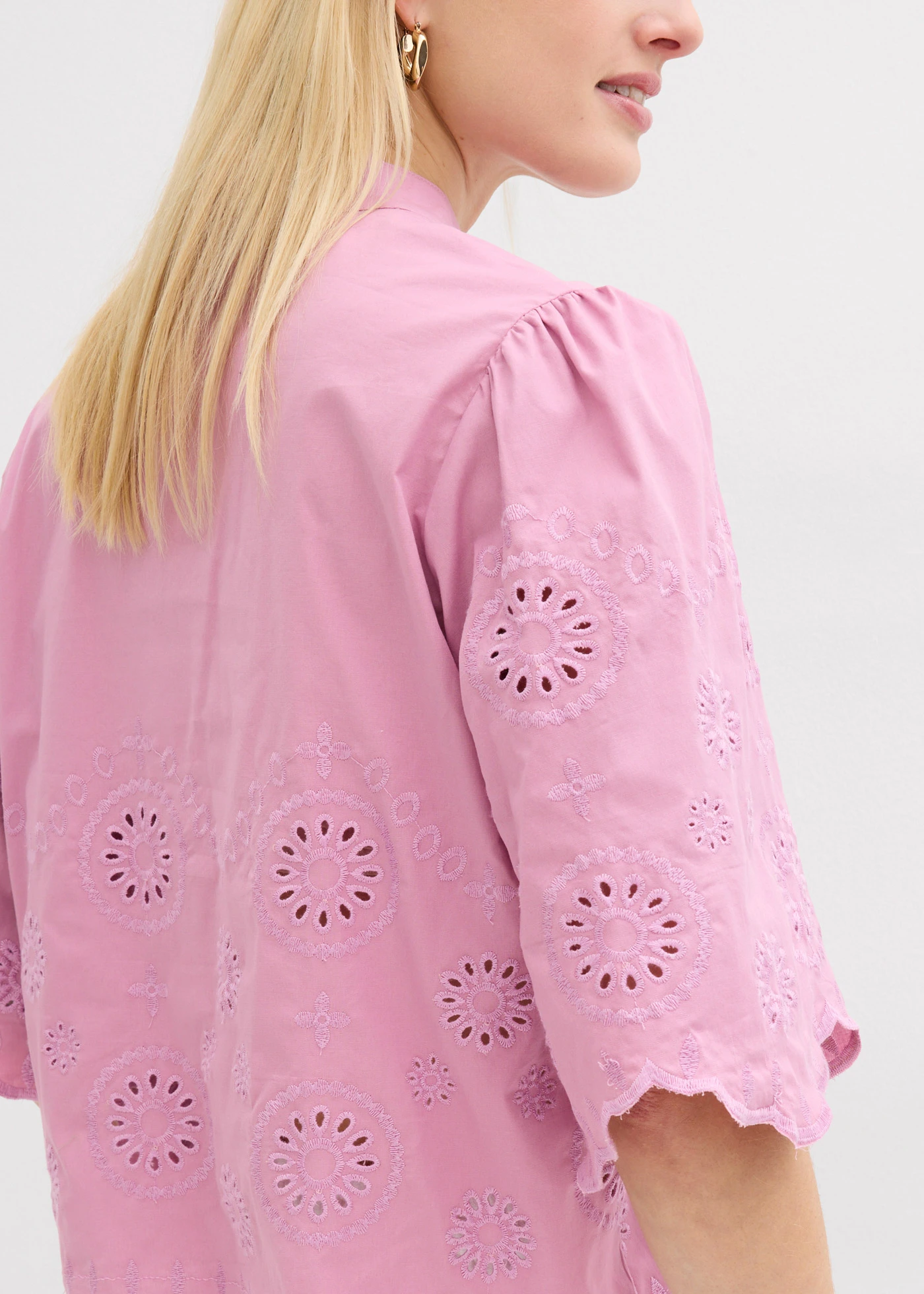 Blouse courte à broderies anglaises • mauve • Boutique bonprix