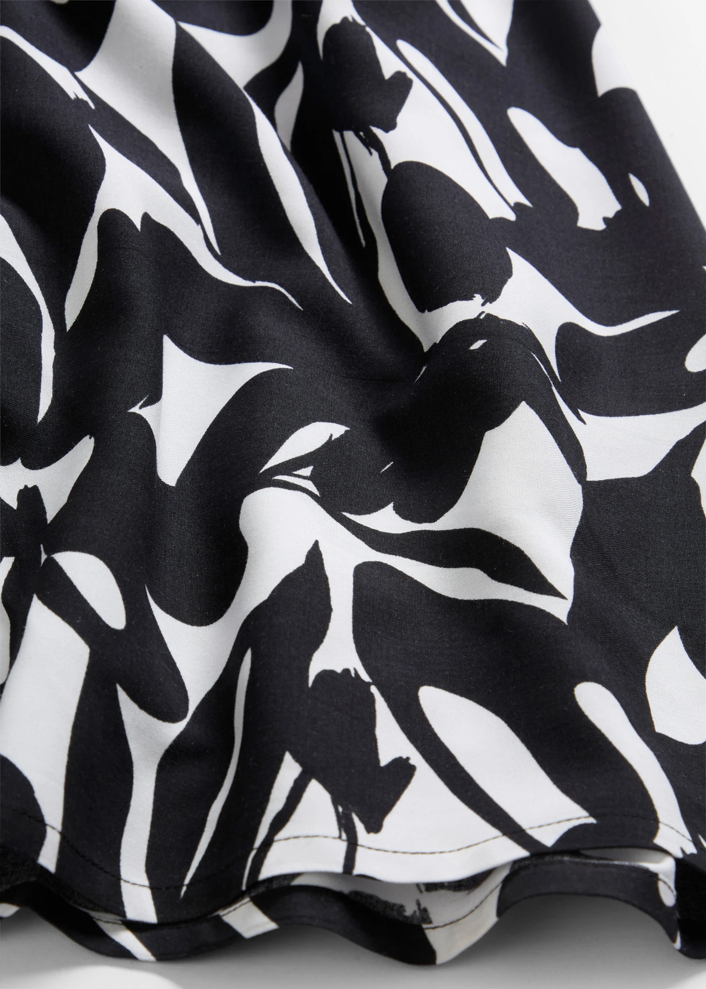 Rochie maxi din viscoză fluidă • negru-ecru înflorat • magazin bonprix