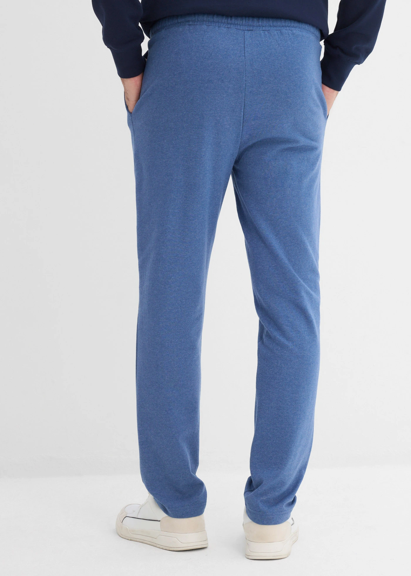 Joggingbroek met rechte zoom, binnenkant zacht geruwd • lichtindigo • bonprix online shop