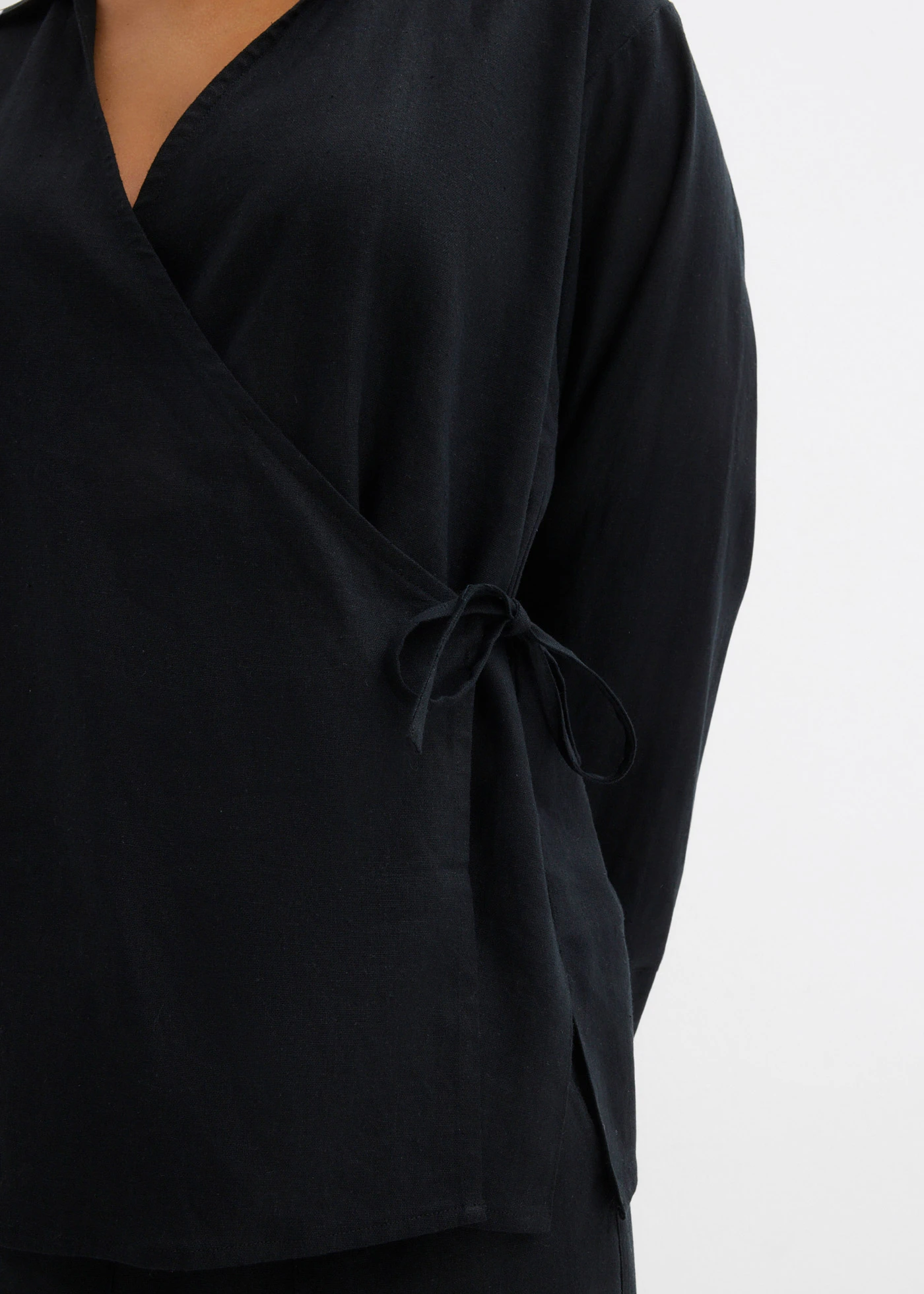 Chemisier cache-cœur en lin mélangé • noir • Boutique bonprix