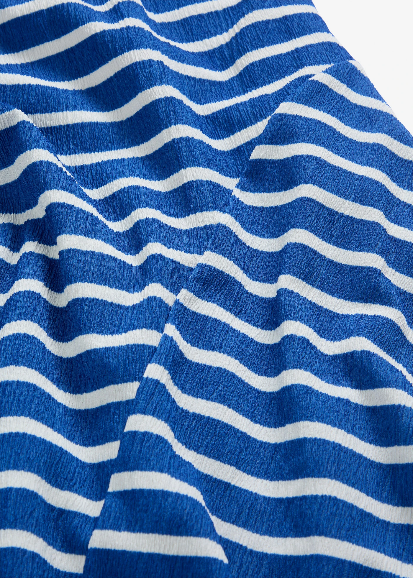 Robe longue à base asymétrique • bleu arctique-blanc rayé • Boutique bonprix