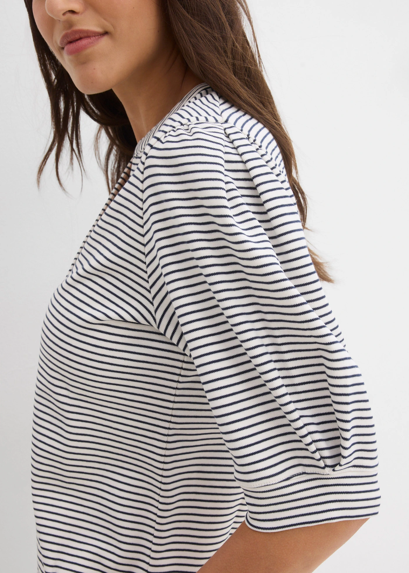 T-shirt 100% coton • blanc nacré/bleu foncé rayé • Boutique bonprix