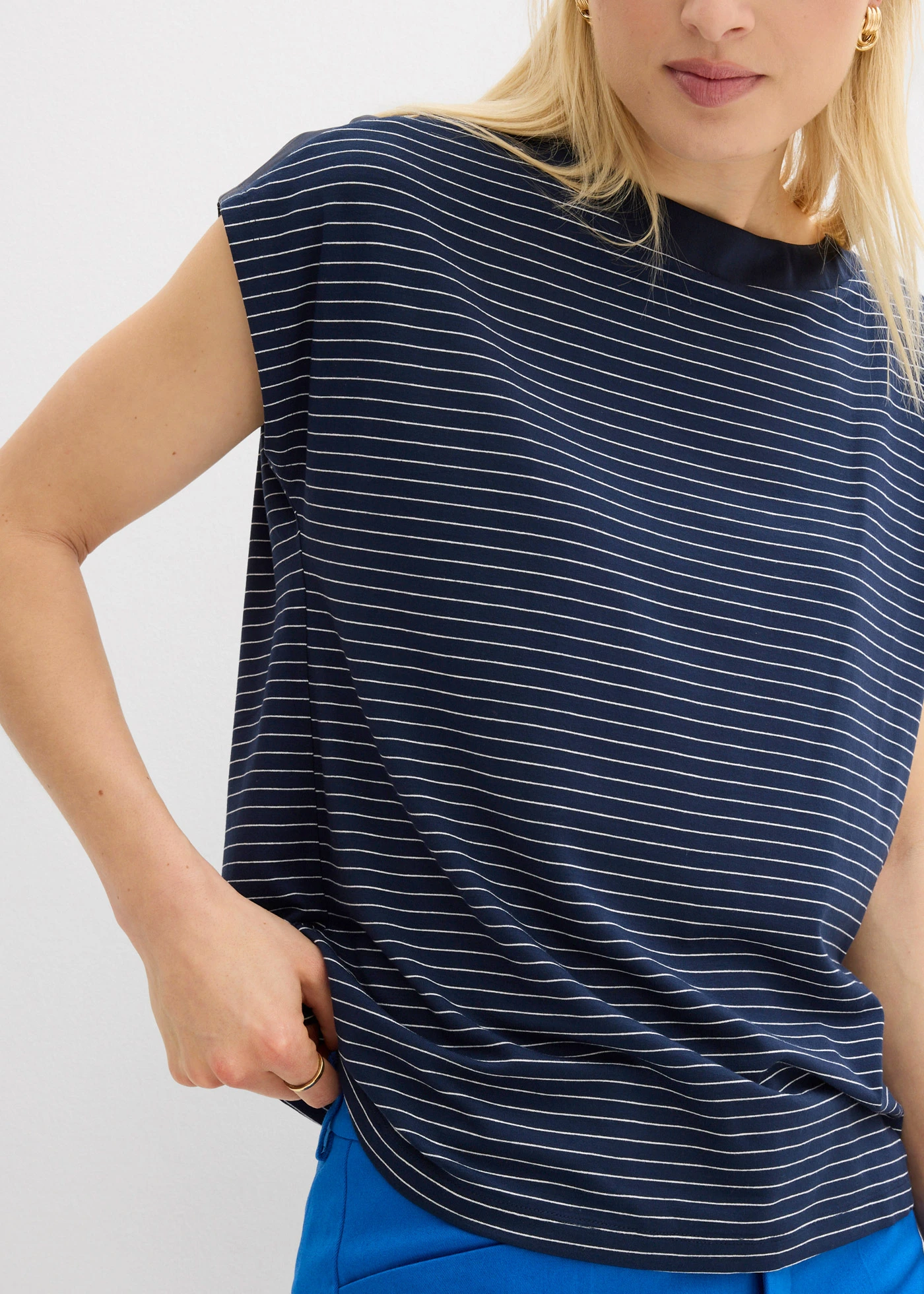 Bluză din viscoză fluidă cu inserție de satin • bleumarin/alb dungat • magazin bonprix