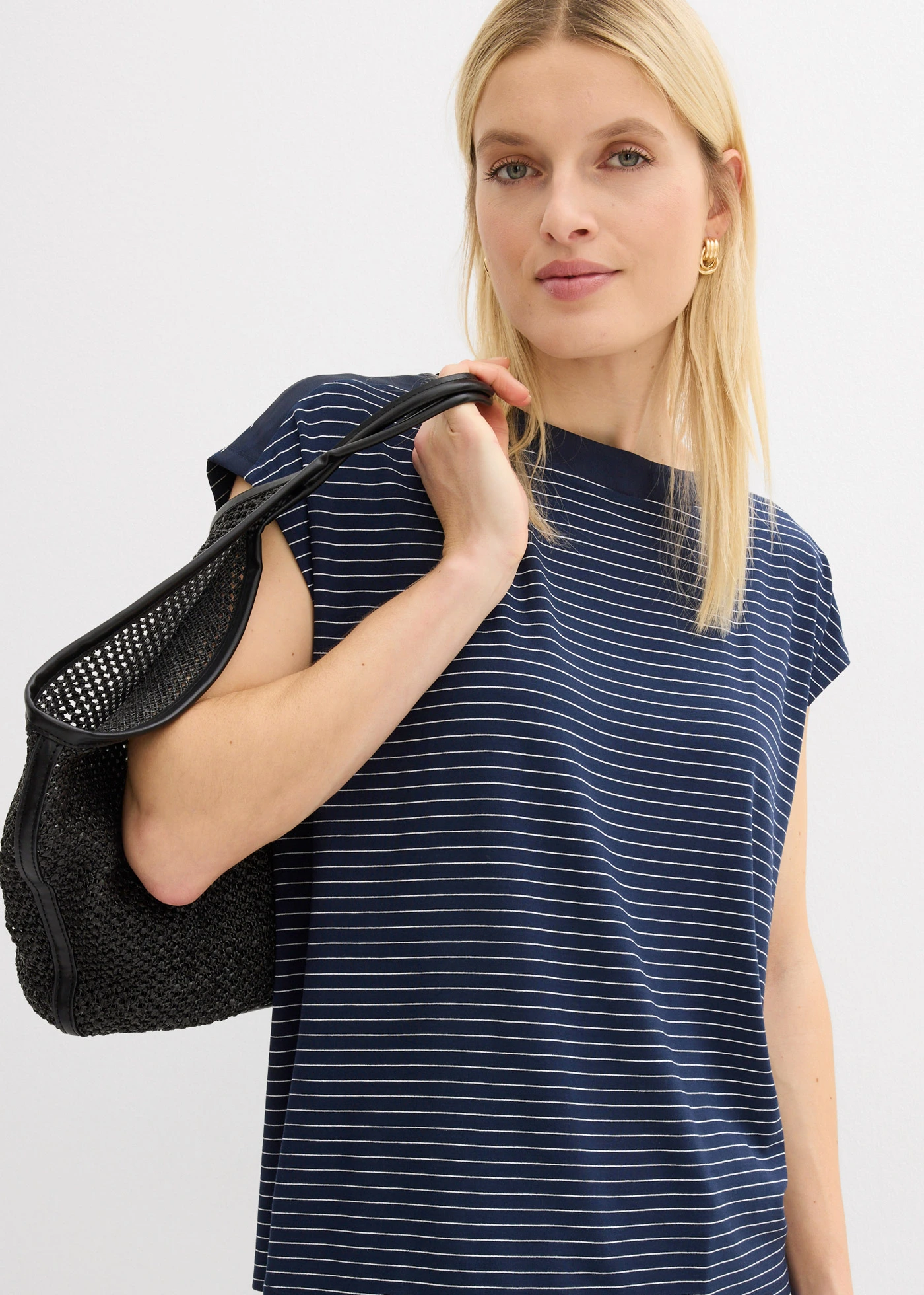 Bluză din viscoză fluidă cu inserție de satin • bleumarin/alb dungat • magazin bonprix