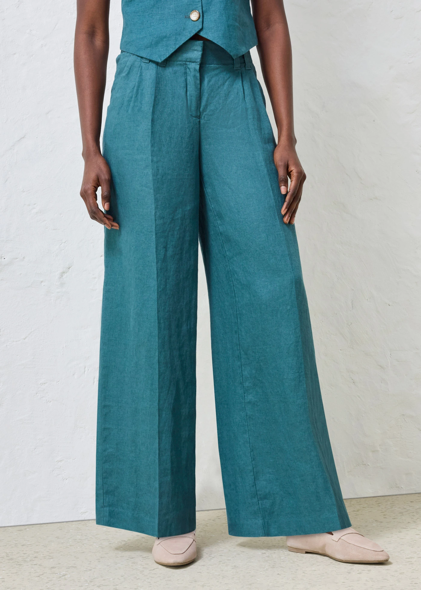 Pantaloni cu pense din in 100% • verde-piper • magazin bonprix