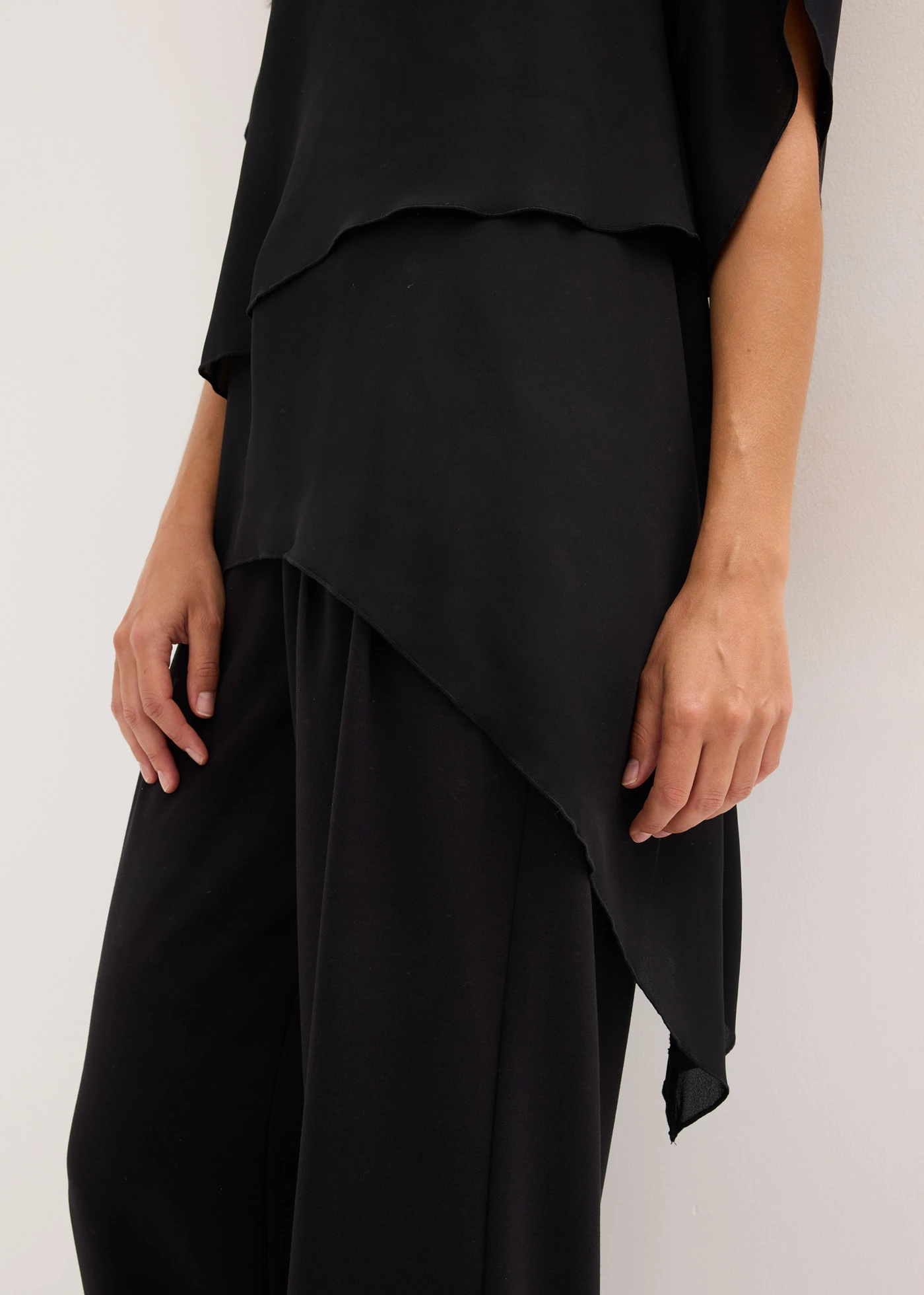 Blouse met puntjes in layerlook • zwart • bonprix online shop