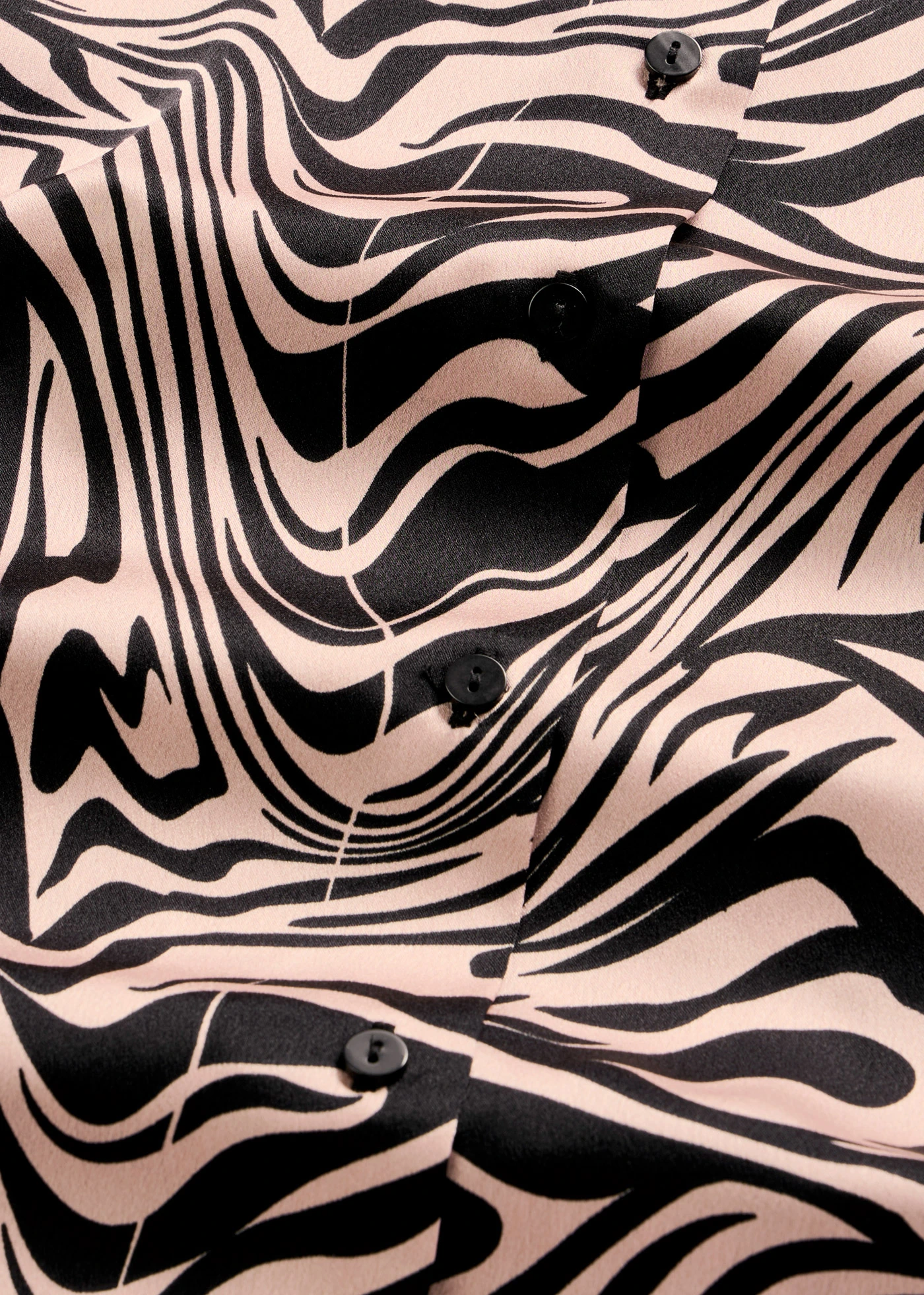 Nočná košeľa, tkaná zo saténu • čierna zebrovaná potlačená • obchod bonprix