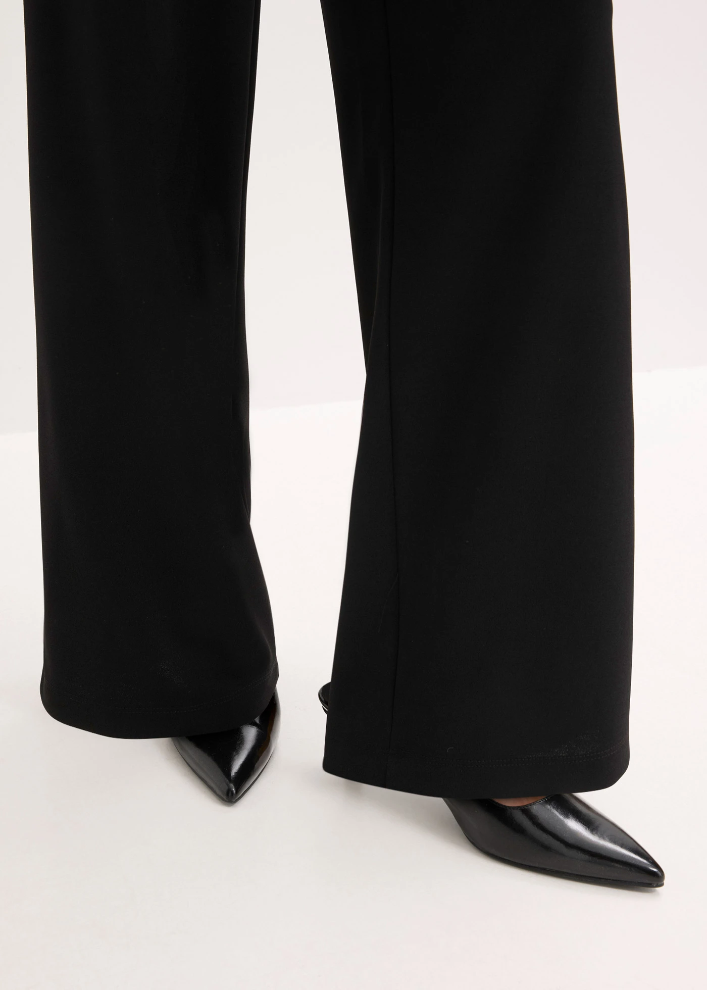 Overal zo štruktúrovaného krepu, korálková výšivka • čierna • obchod bonprix