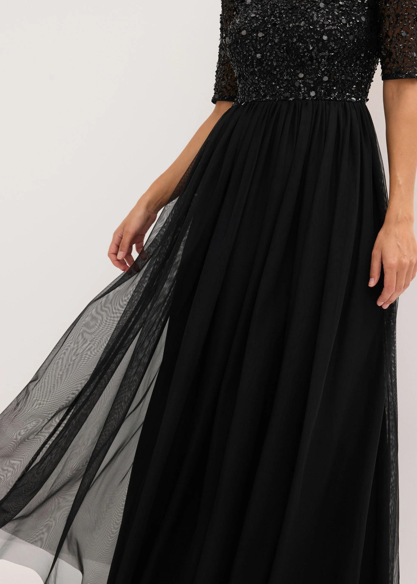 Robe de soirée en tulle avec haut brodé de sequins • noir • Boutique bonprix