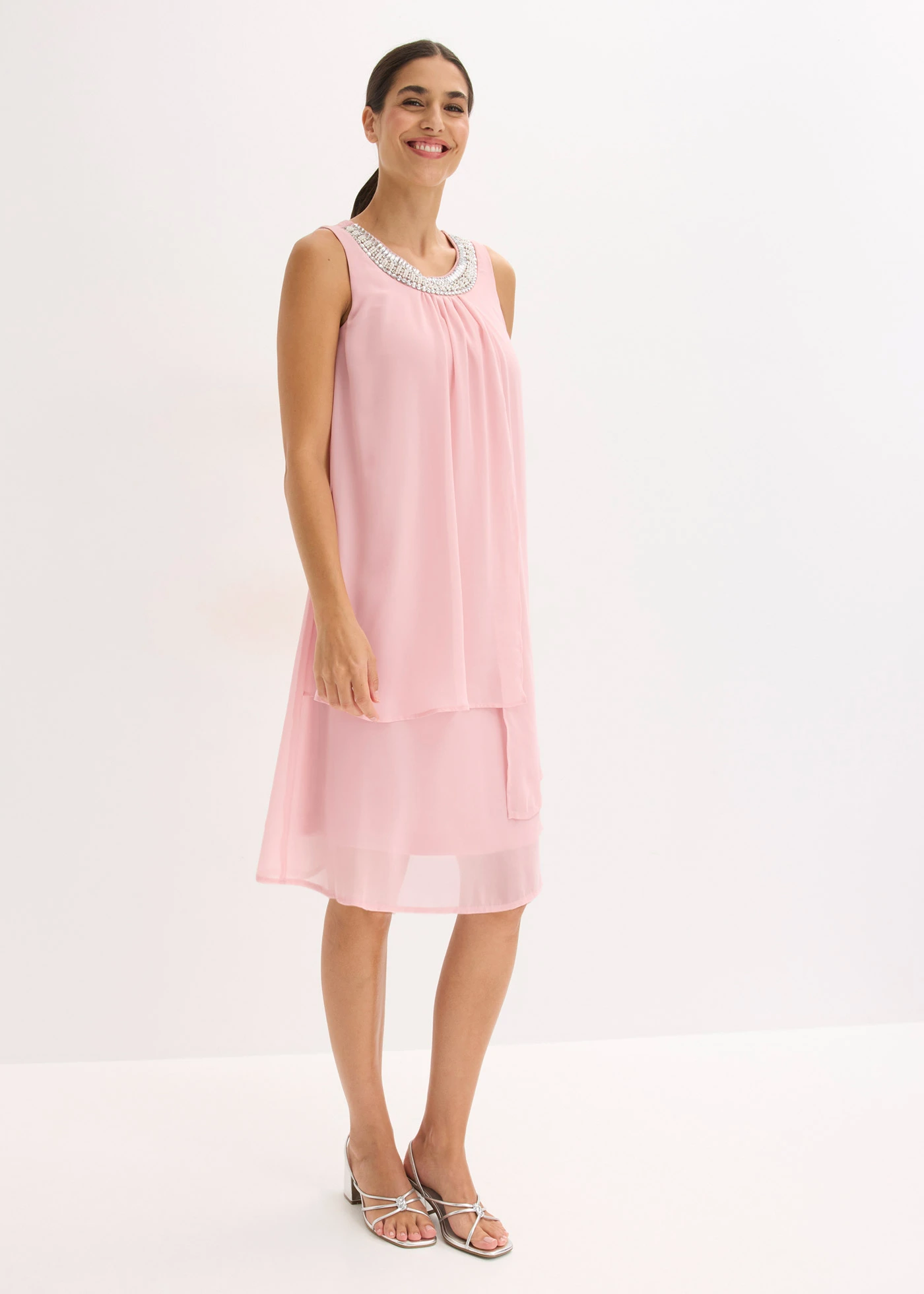 Robe en crêpe avec application de strass • rose cendré • Boutique bonprix