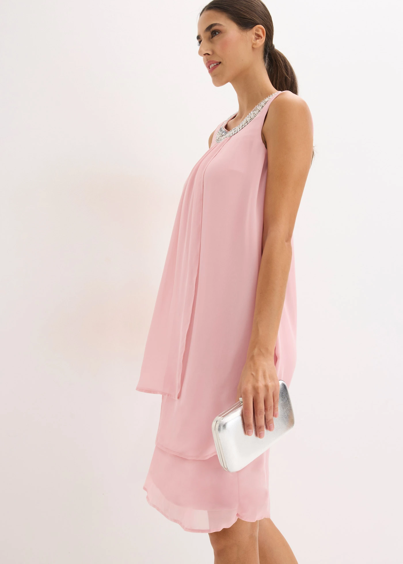 Robe en crêpe avec application de strass • rose cendré • Boutique bonprix