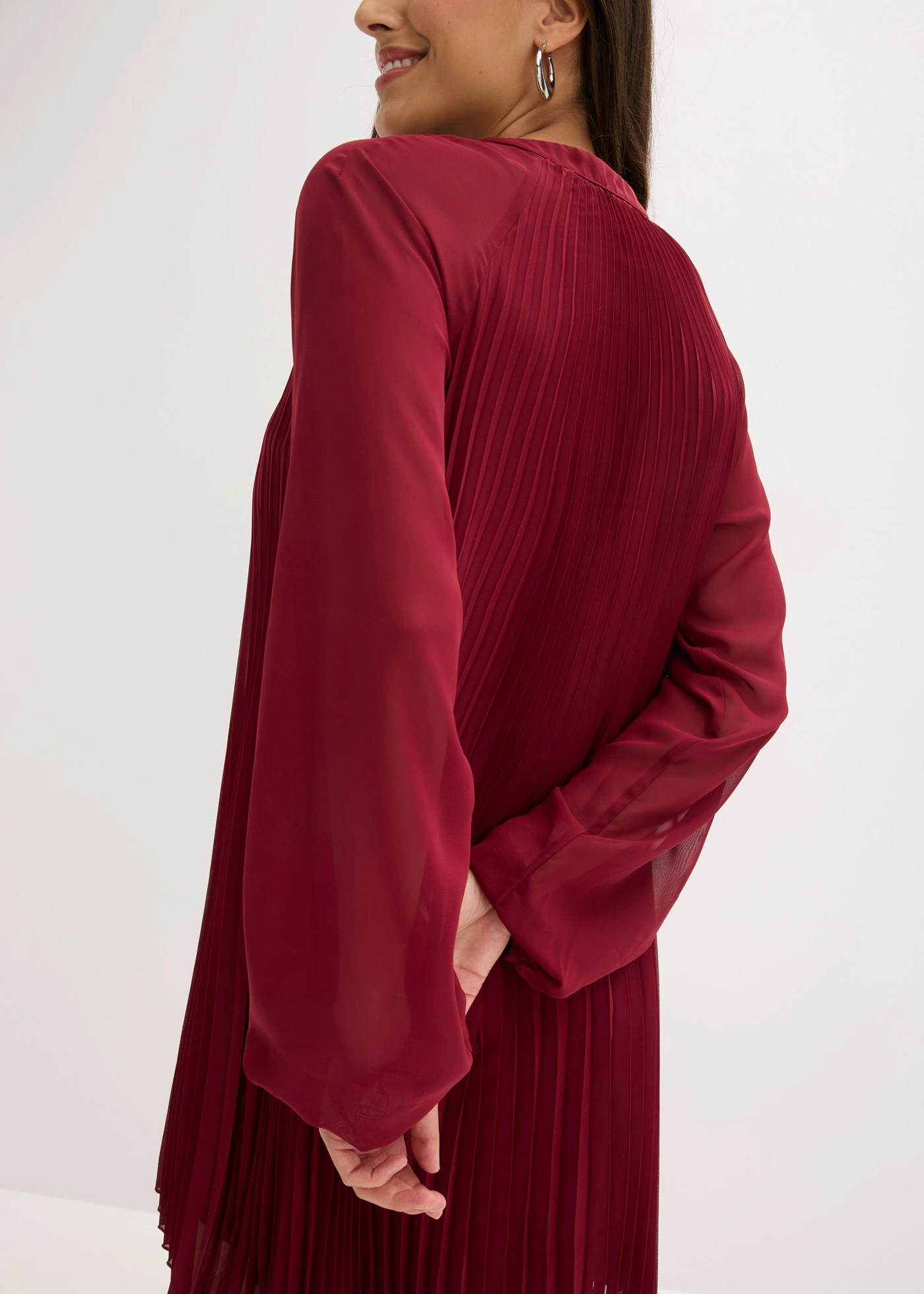 Robe courte plissée en mousseline • rouge rubis • Boutique bonprix