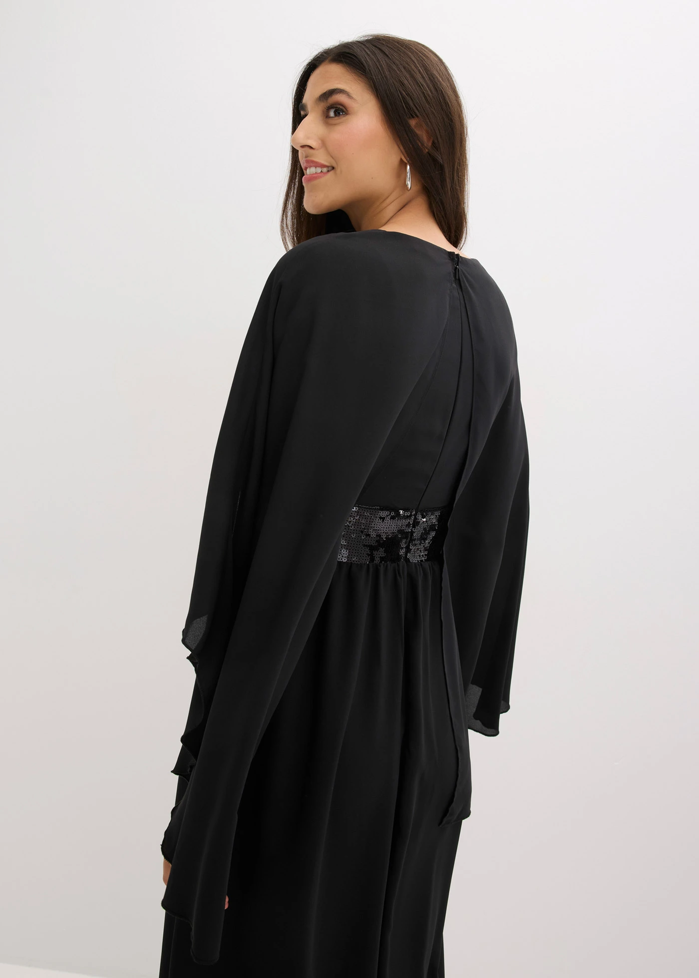 Večerní šaty z jemného šifonu, s pajetkovou vsadkou • černá • bonprix obchod