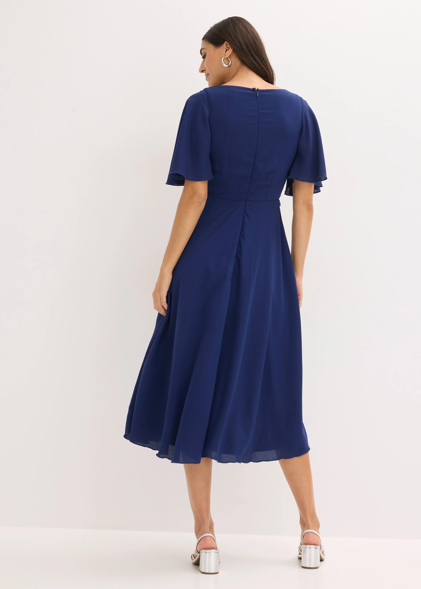 Robe de cocktail avec applications de dentelle • bleu nuit • Boutique bonprix