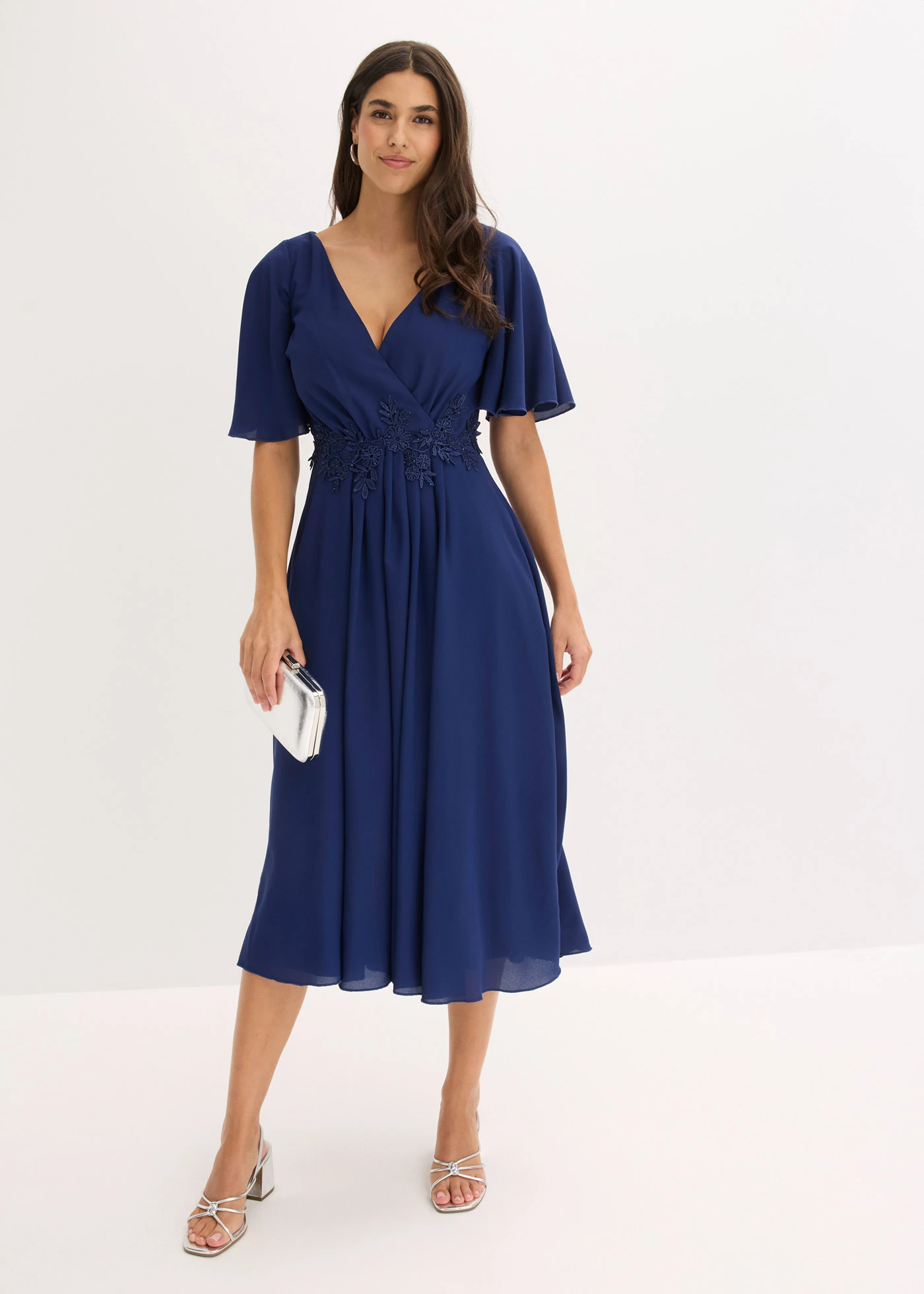Robe de cocktail avec applications de dentelle • bleu nuit • Boutique bonprix