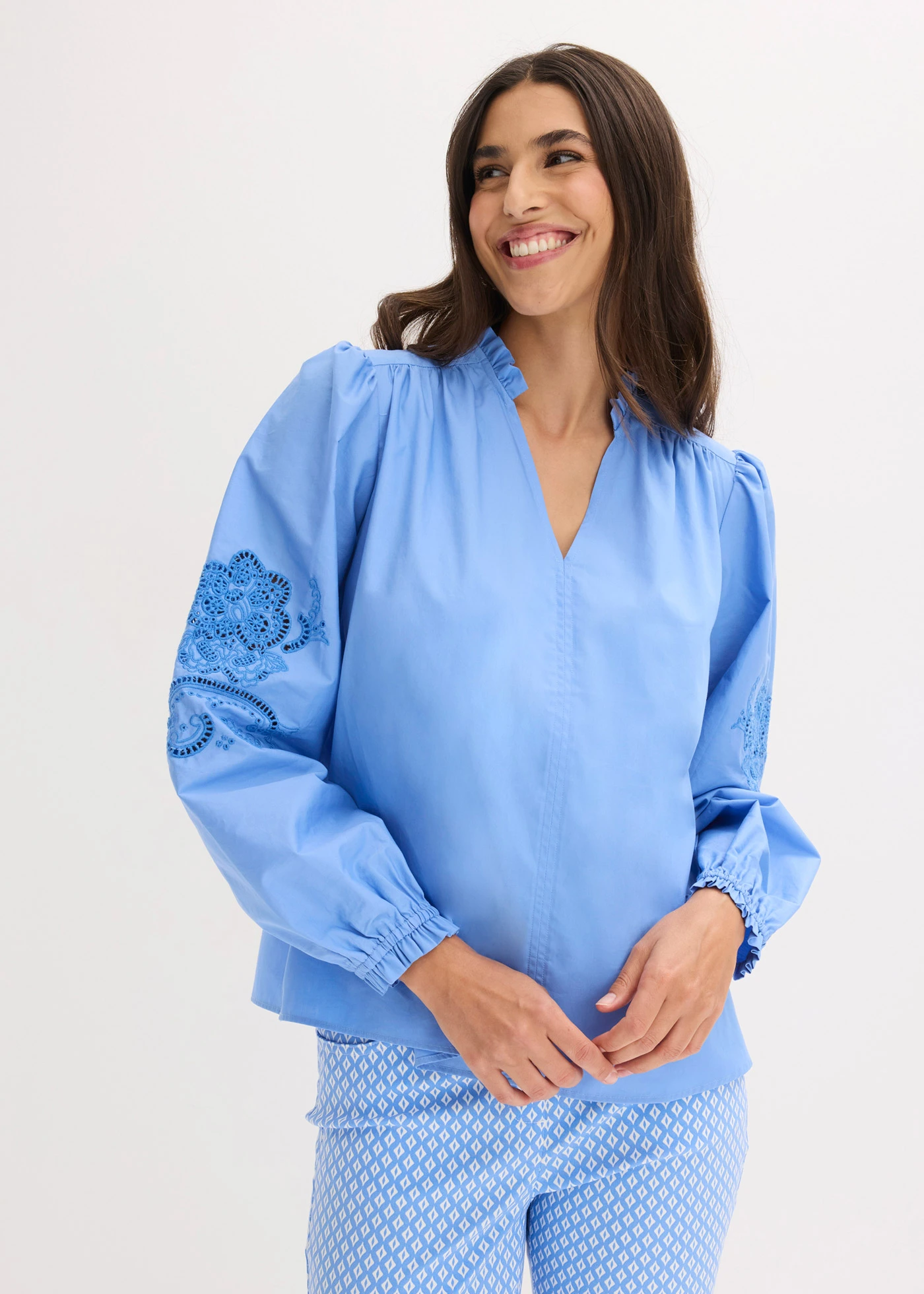 Tunique en coton à broderie ajourée • bleu moyen • Boutique bonprix
