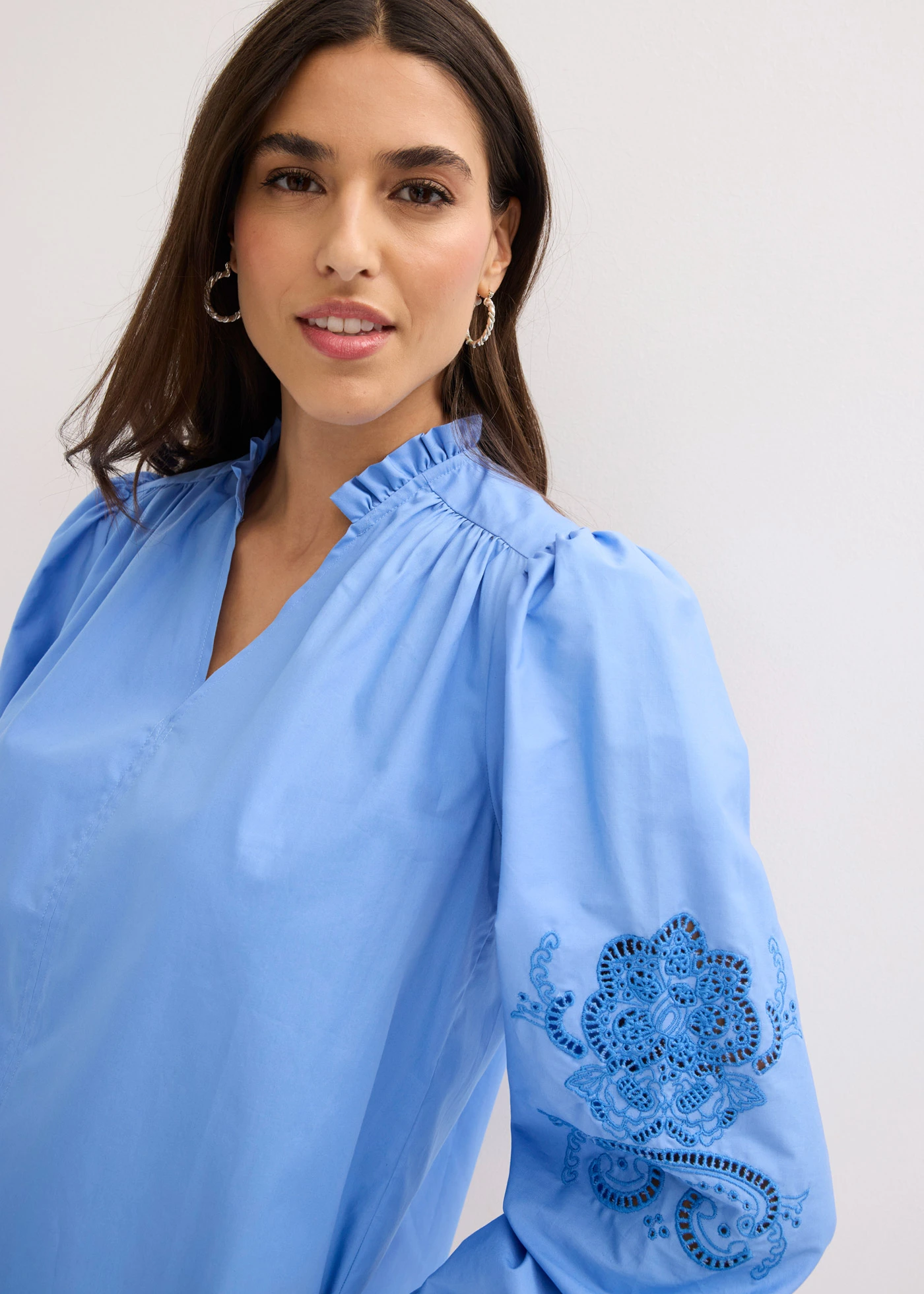 Tunique en coton à broderie ajourée • bleu moyen • Boutique bonprix