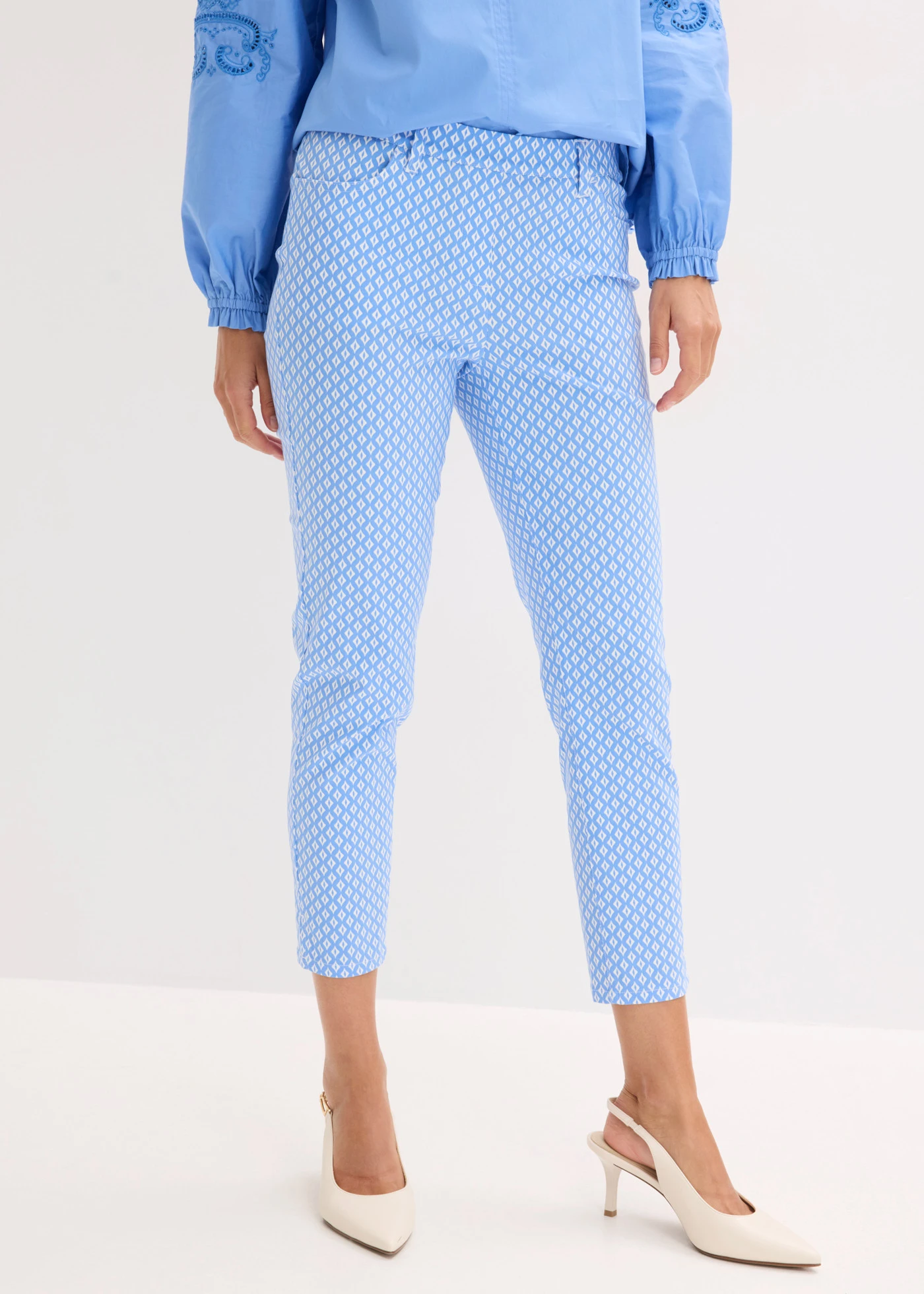 Pantaloni 7/8 din bengalină cu stretch • albastru mediu-ecru cu imprimeu grafic • magazin bonprix