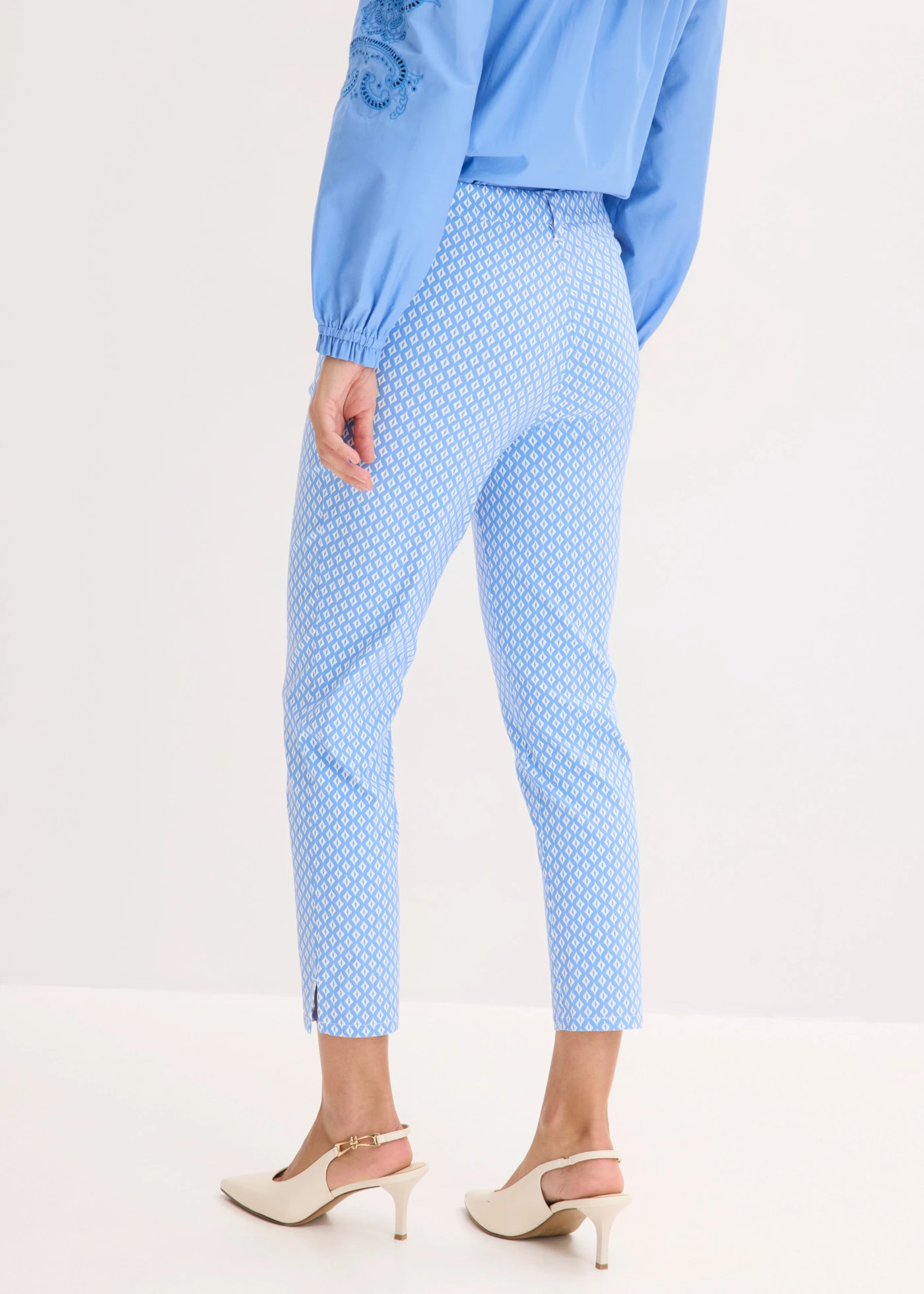 Pantaloni 7/8 din bengalină cu stretch • albastru mediu-ecru cu imprimeu grafic • magazin bonprix