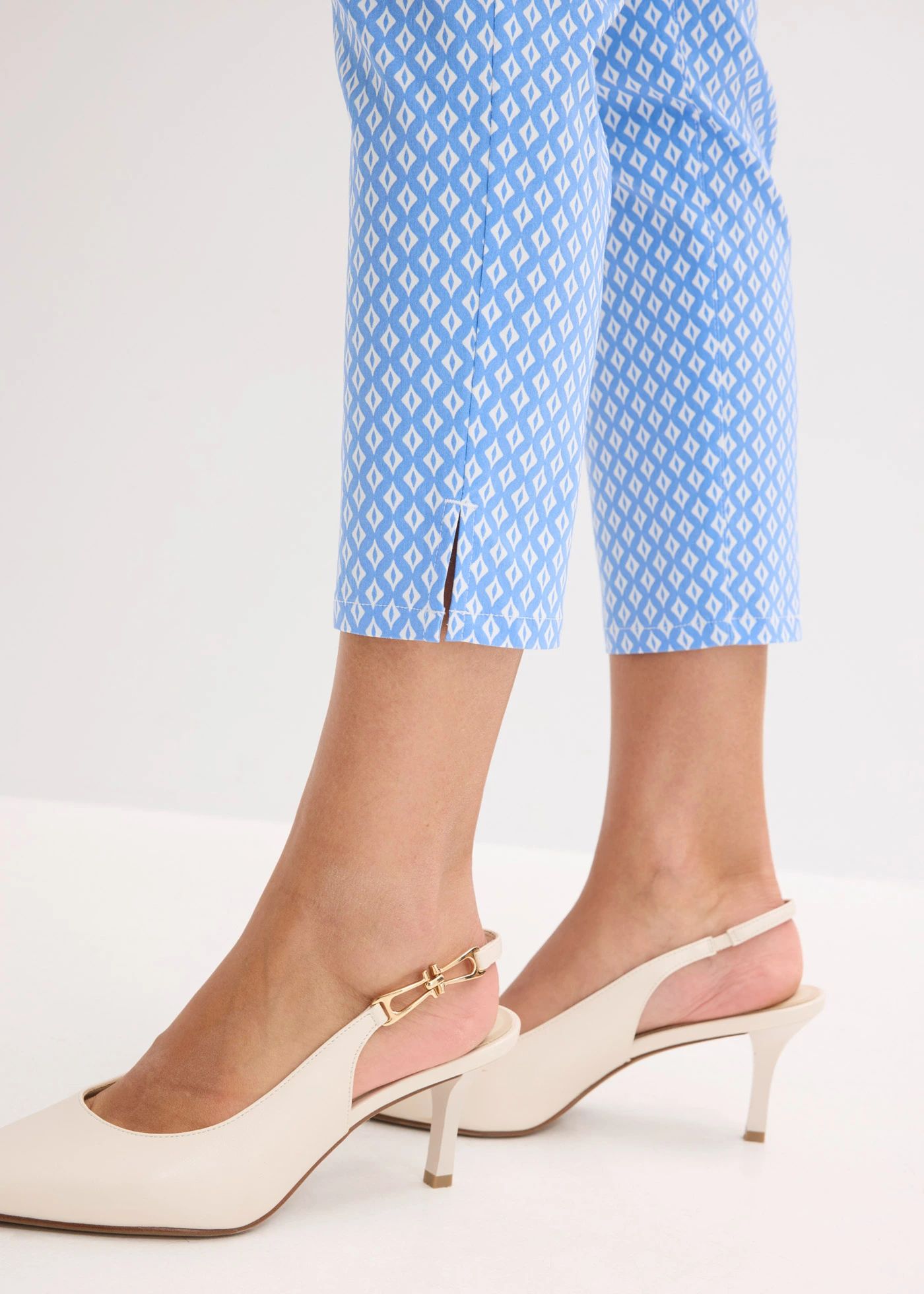 Strečové 7/8 kalhoty z bengalínu • středně modro-přírodní bílá s grafickým potiskem • bonprix obchod