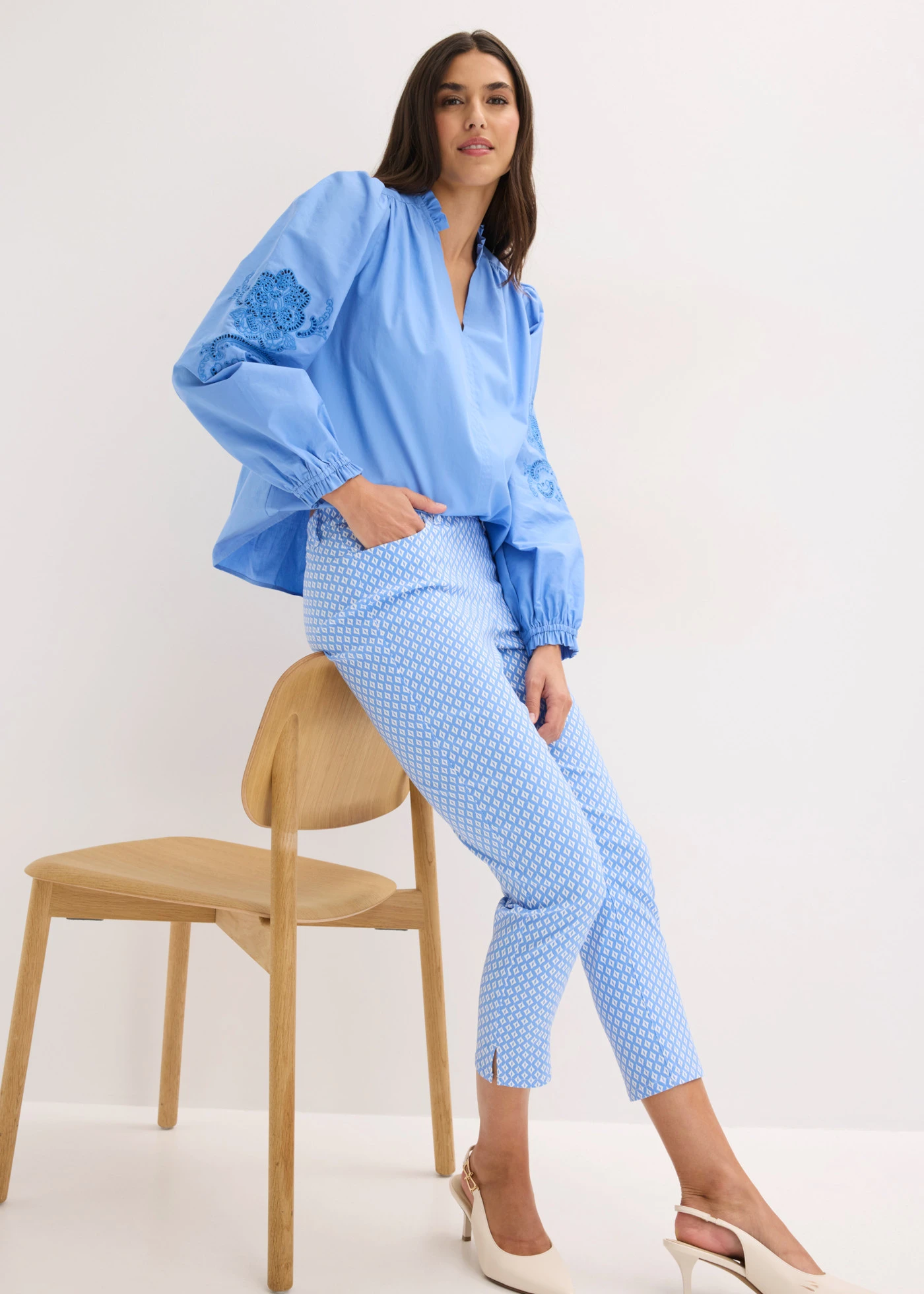 Pantaloni 7/8 din bengalină cu stretch • albastru mediu-ecru cu imprimeu grafic • magazin bonprix