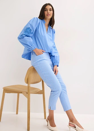 Pantaloni 7/8 din bengalină cu stretch • albastru mediu-ecru cu imprimeu grafic • magazin bonprix