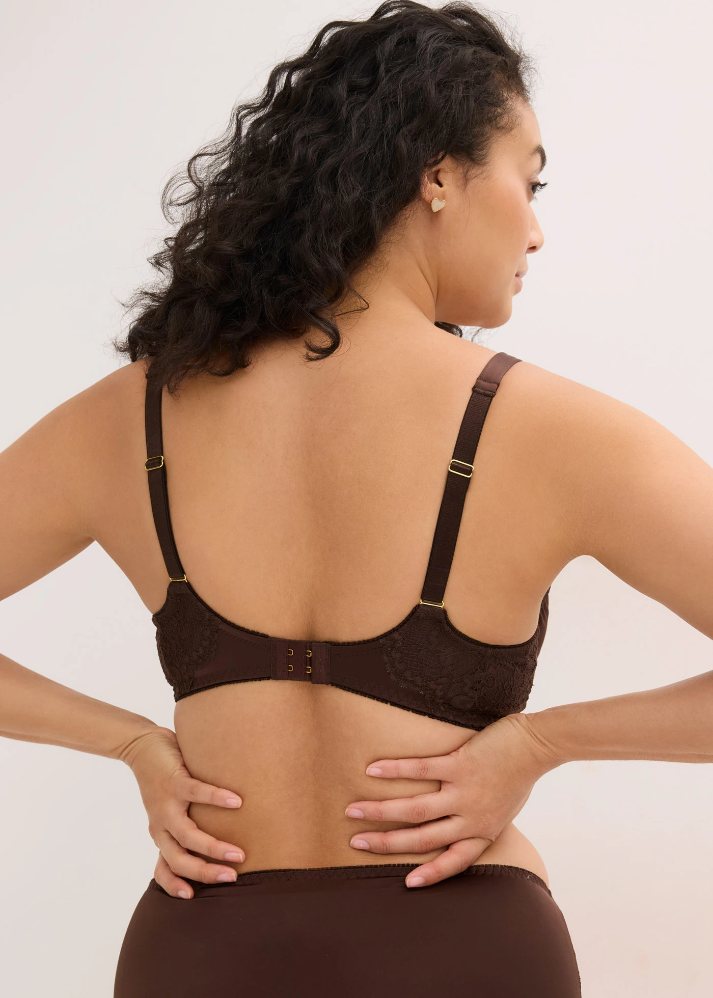 Soutien-gorge à armatures, détails brillants • marron foncé • Boutique bonprix