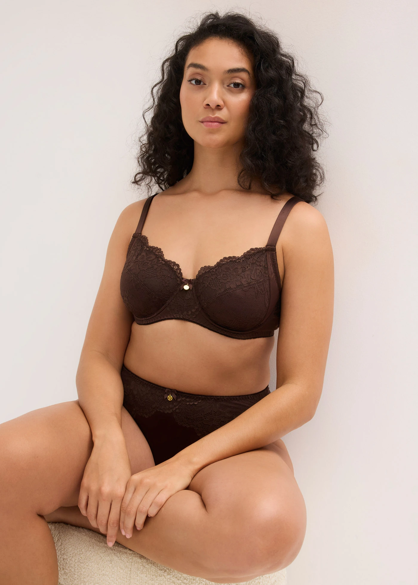 Soutien-gorge à armatures, détails brillants • marron foncé • Boutique bonprix
