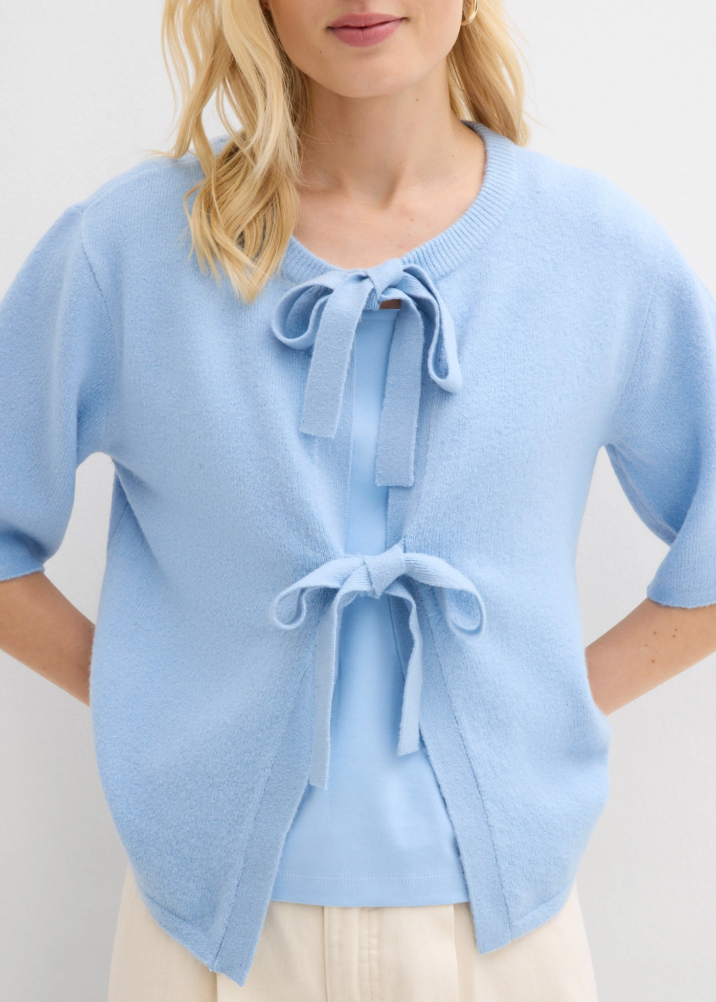 Gilet en fine maille à nouettes • bleu clair • Boutique bonprix