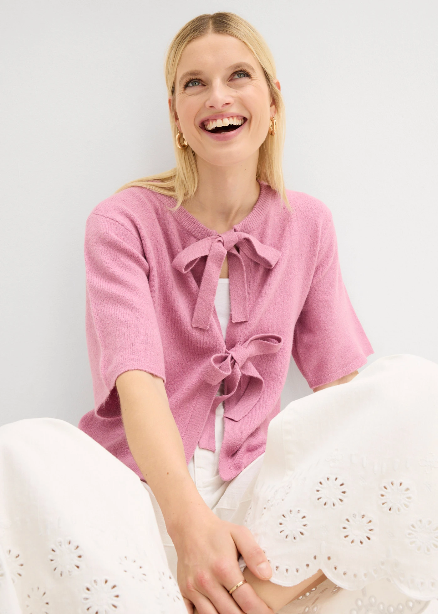 Kabátek z jemné pleteniny s mašličkami • slézová • bonprix obchod