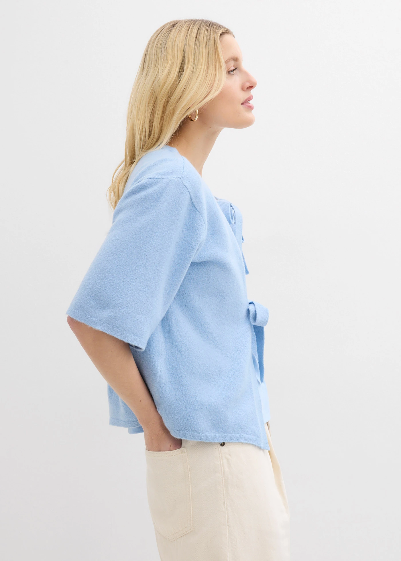 Fijn gebreid vest met strikjes • lichtblauw • bonprix online shop