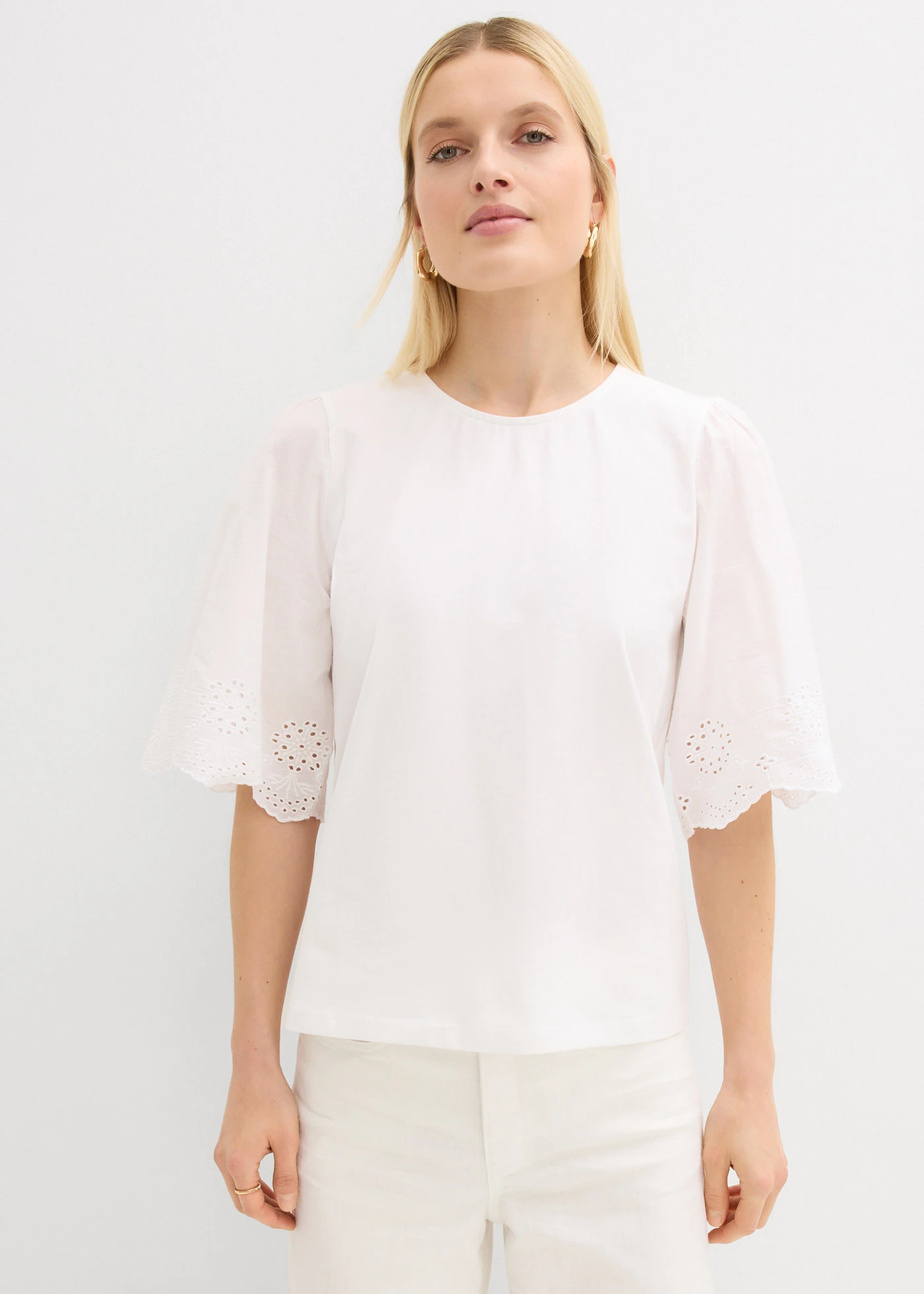 T-shirt à broderie anglaise • blanc • Boutique bonprix
