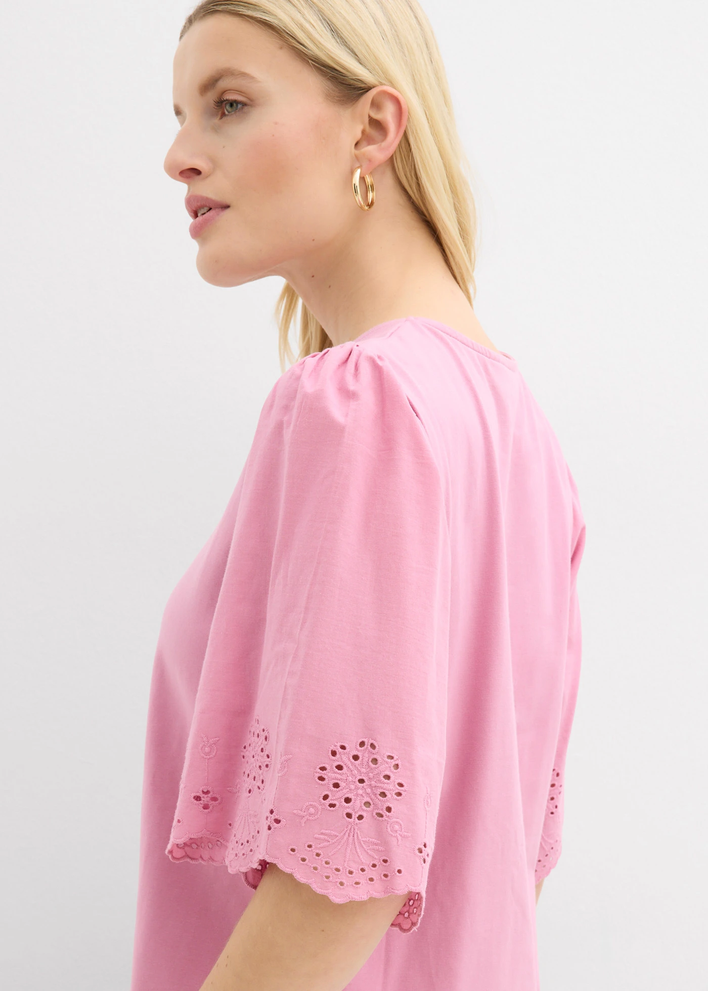 Tričko s dírkovanou výšivkou • slézová • bonprix obchod