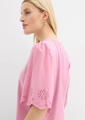 T-shirt à broderie anglaise • mauve • Boutique bonprix