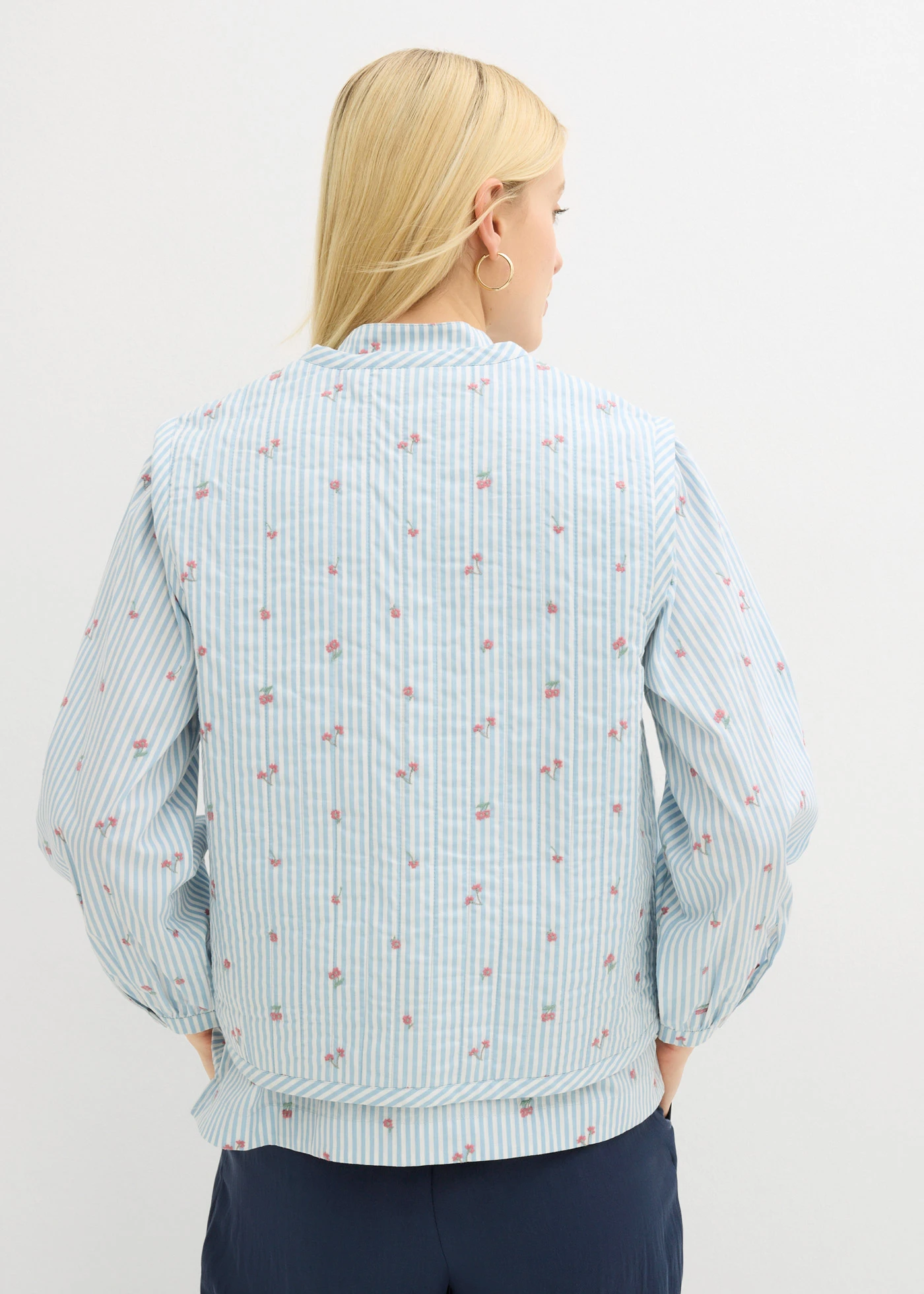 Vestă matlasată cu broderie florală • bleu-alb cu dungi verticale • magazin bonprix