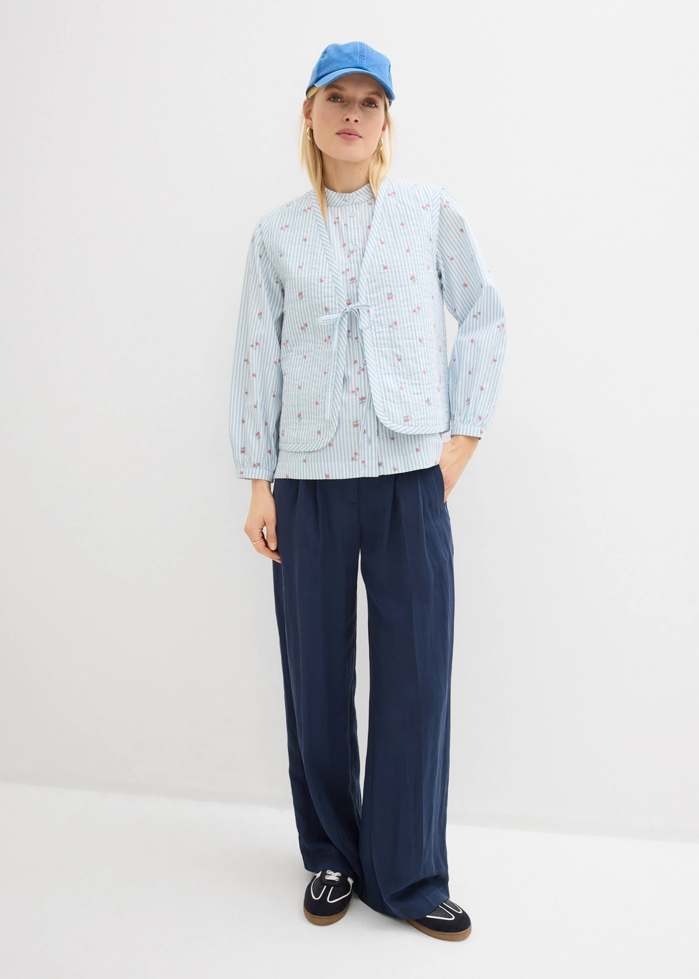 Vestă matlasată cu broderie florală • bleu-alb cu dungi verticale • magazin bonprix