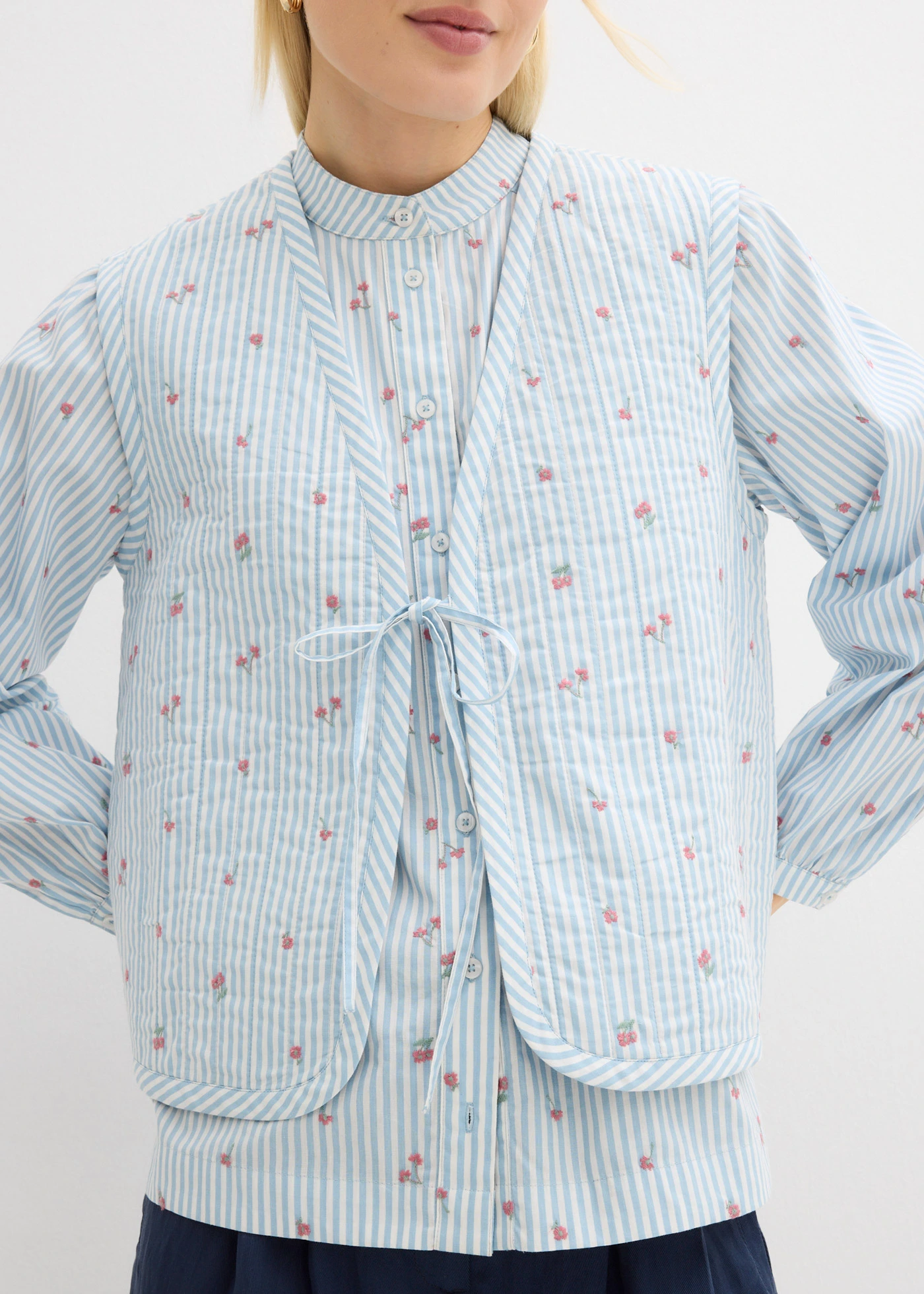 Vestă matlasată cu broderie florală • bleu-alb cu dungi verticale • magazin bonprix