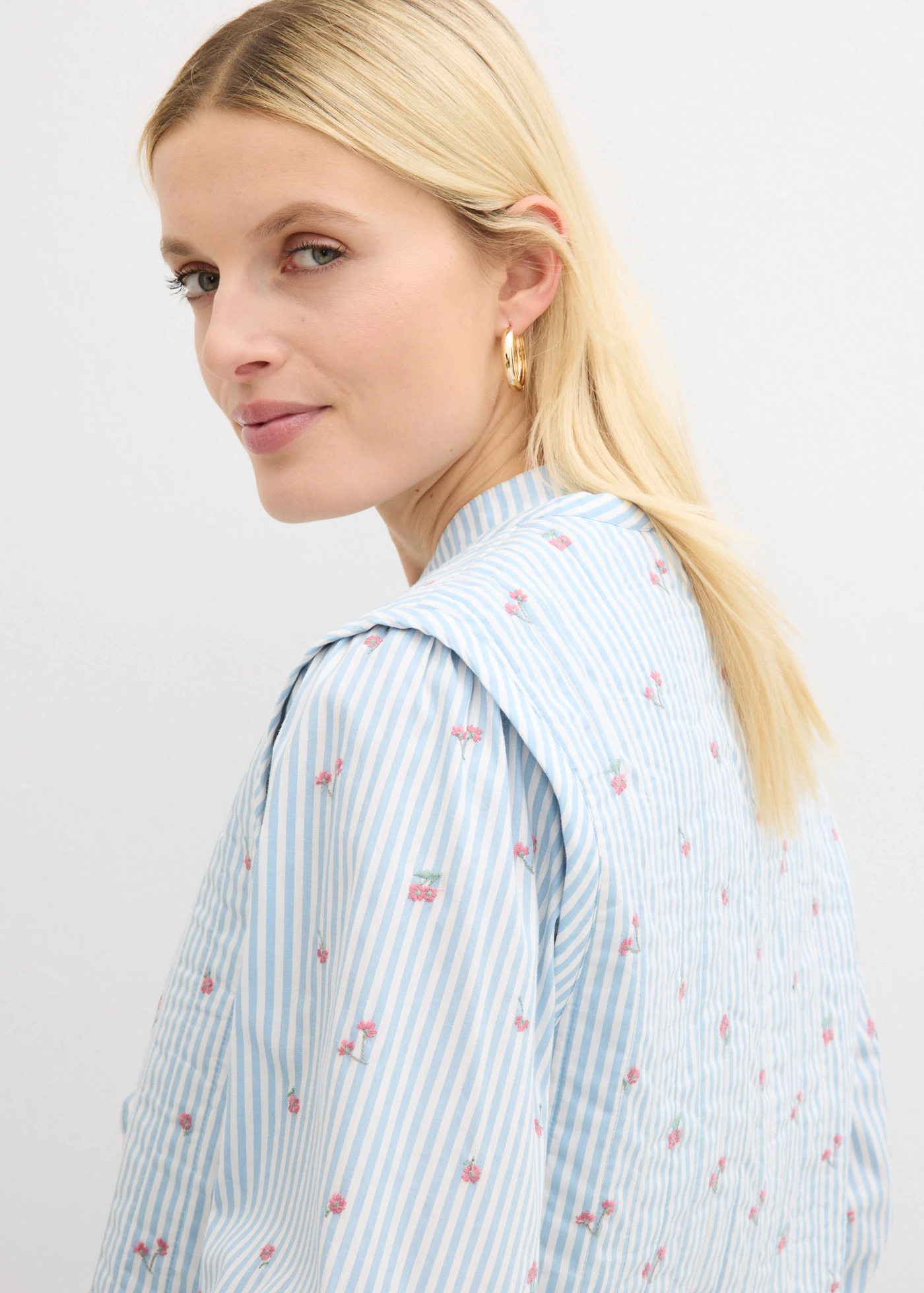 Vestă matlasată cu broderie florală • bleu-alb cu dungi verticale • magazin bonprix