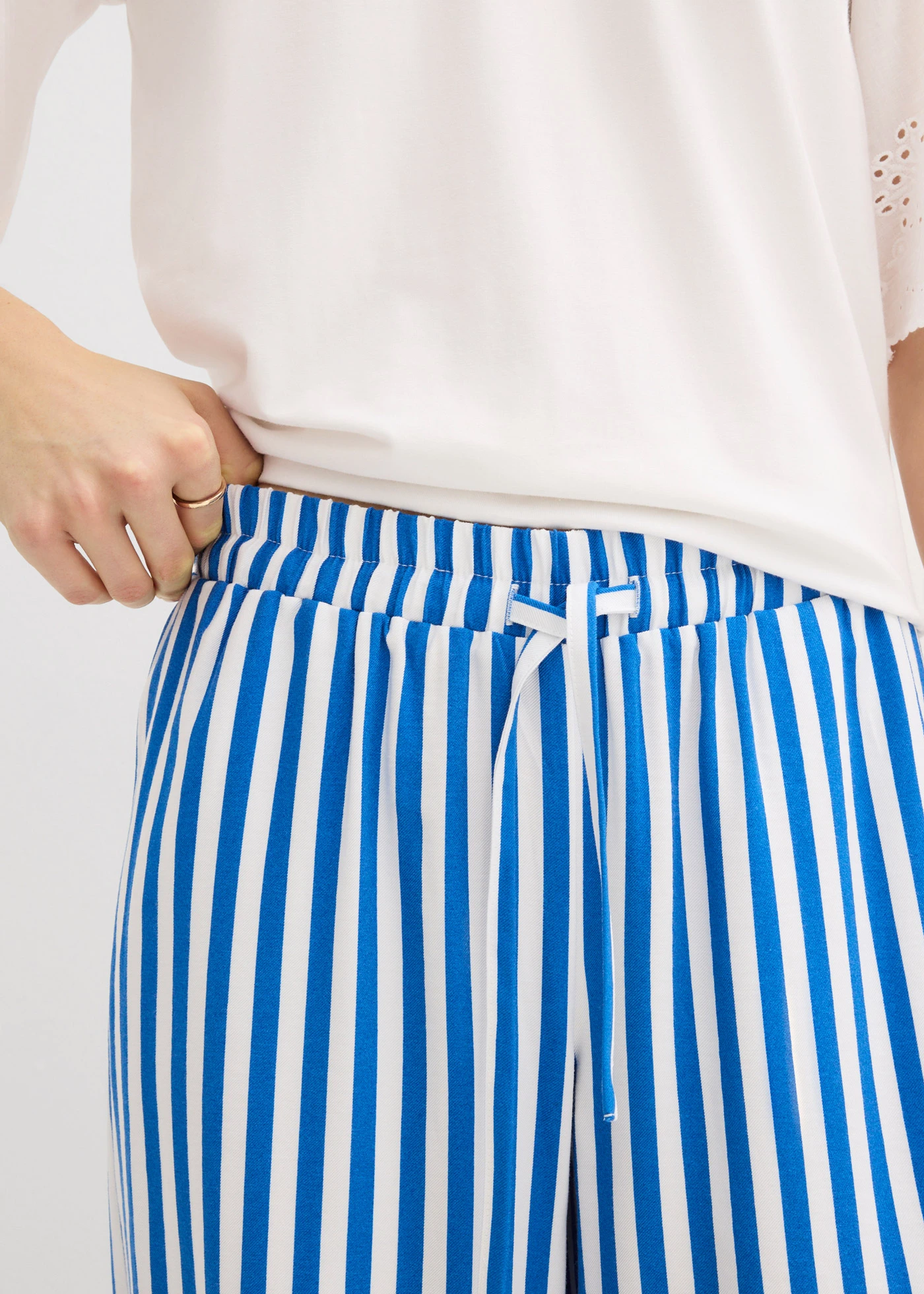 Marlene Dietrich broek van soepelvallende viscosemix • arctisch blauw-wit • bonprix online shop