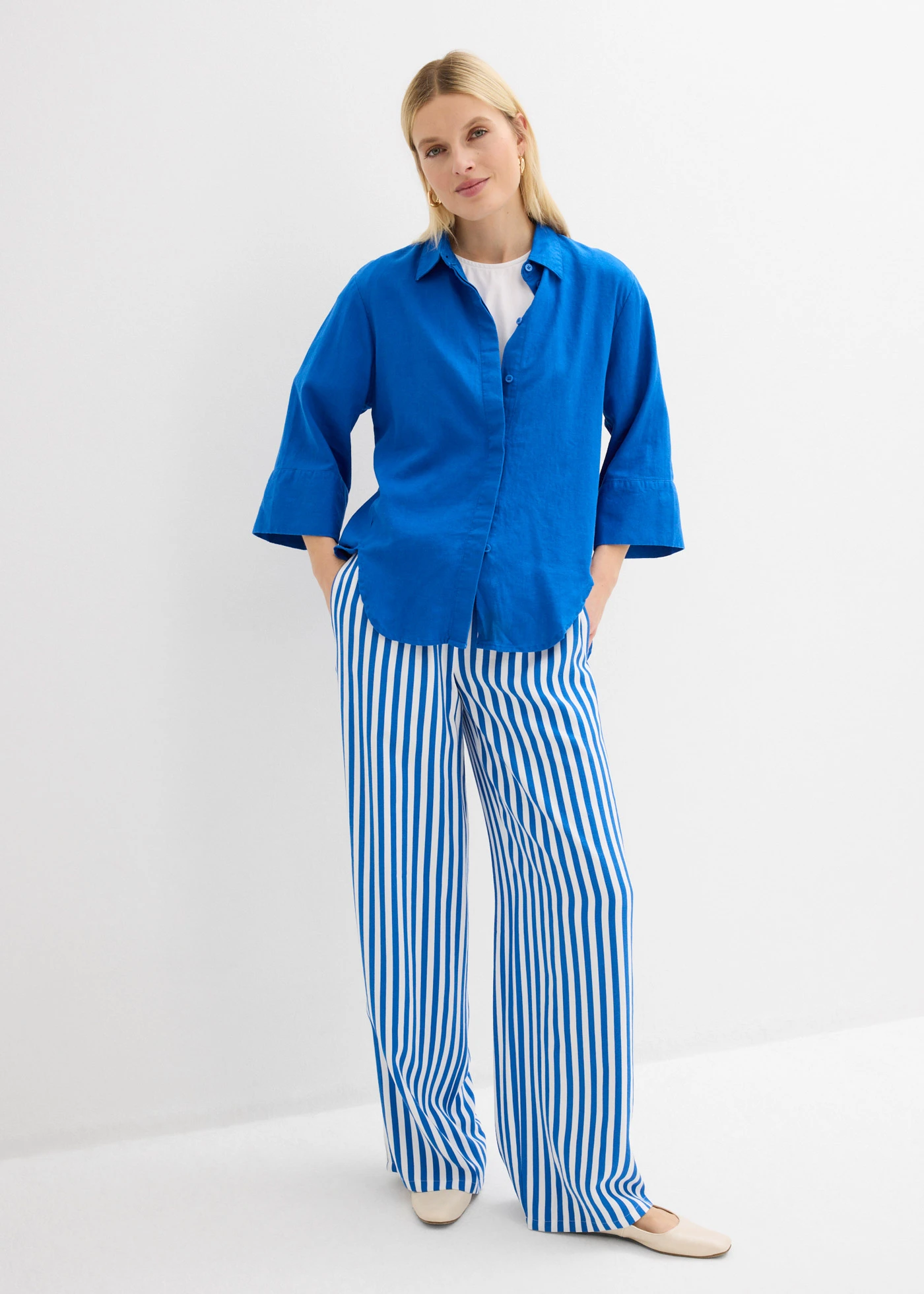 Overhemdblouse in een koele linnenmix • arctisch blauw • bonprix online shop