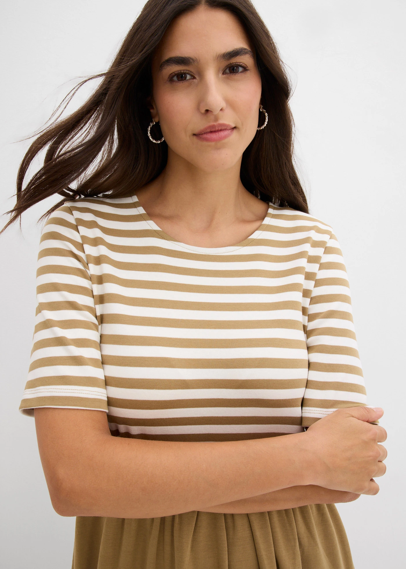 Robe en jersey 100% coton • olive clair-écru rayé • Boutique bonprix