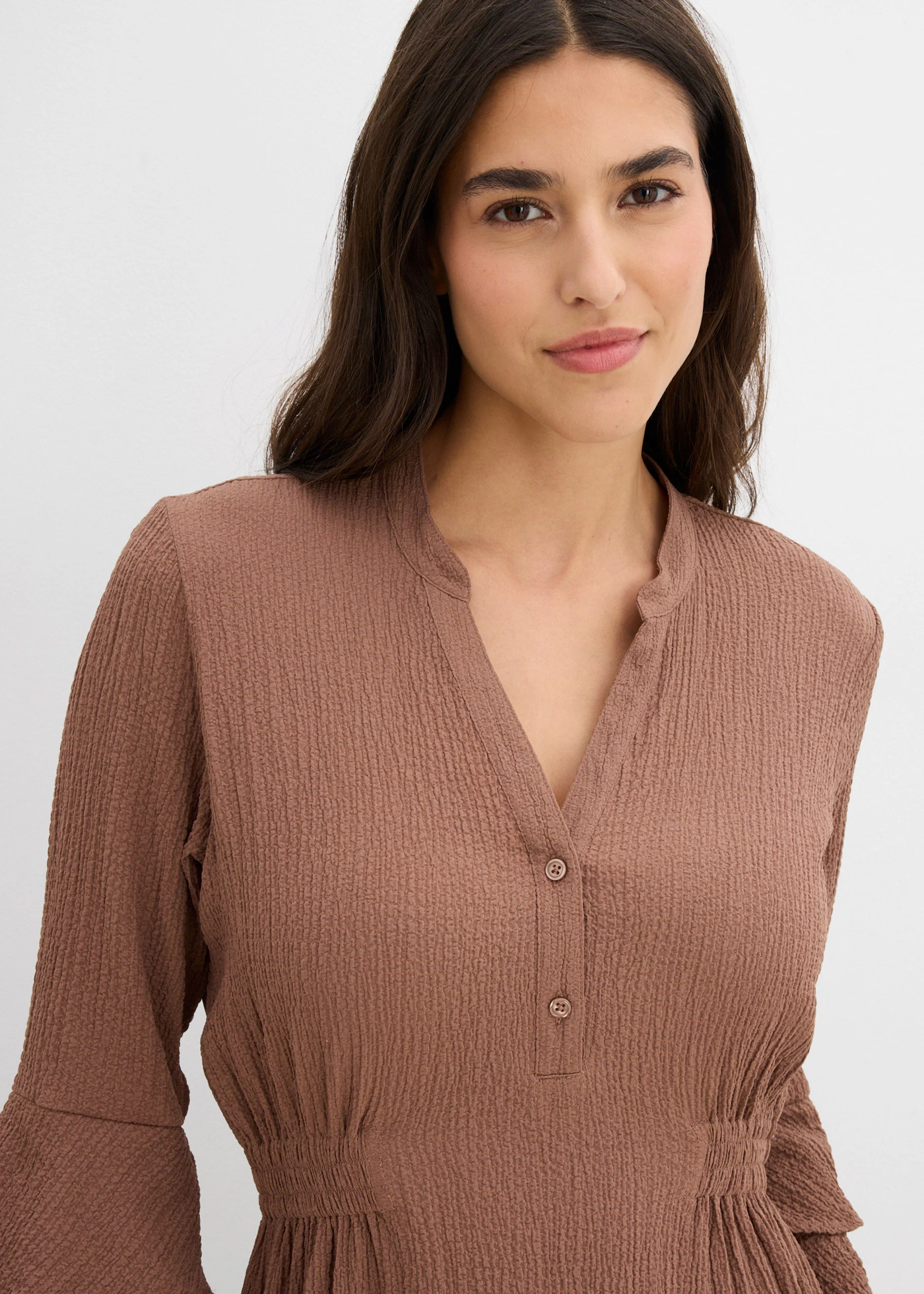 Robe en matière texturée • marron • Boutique bonprix