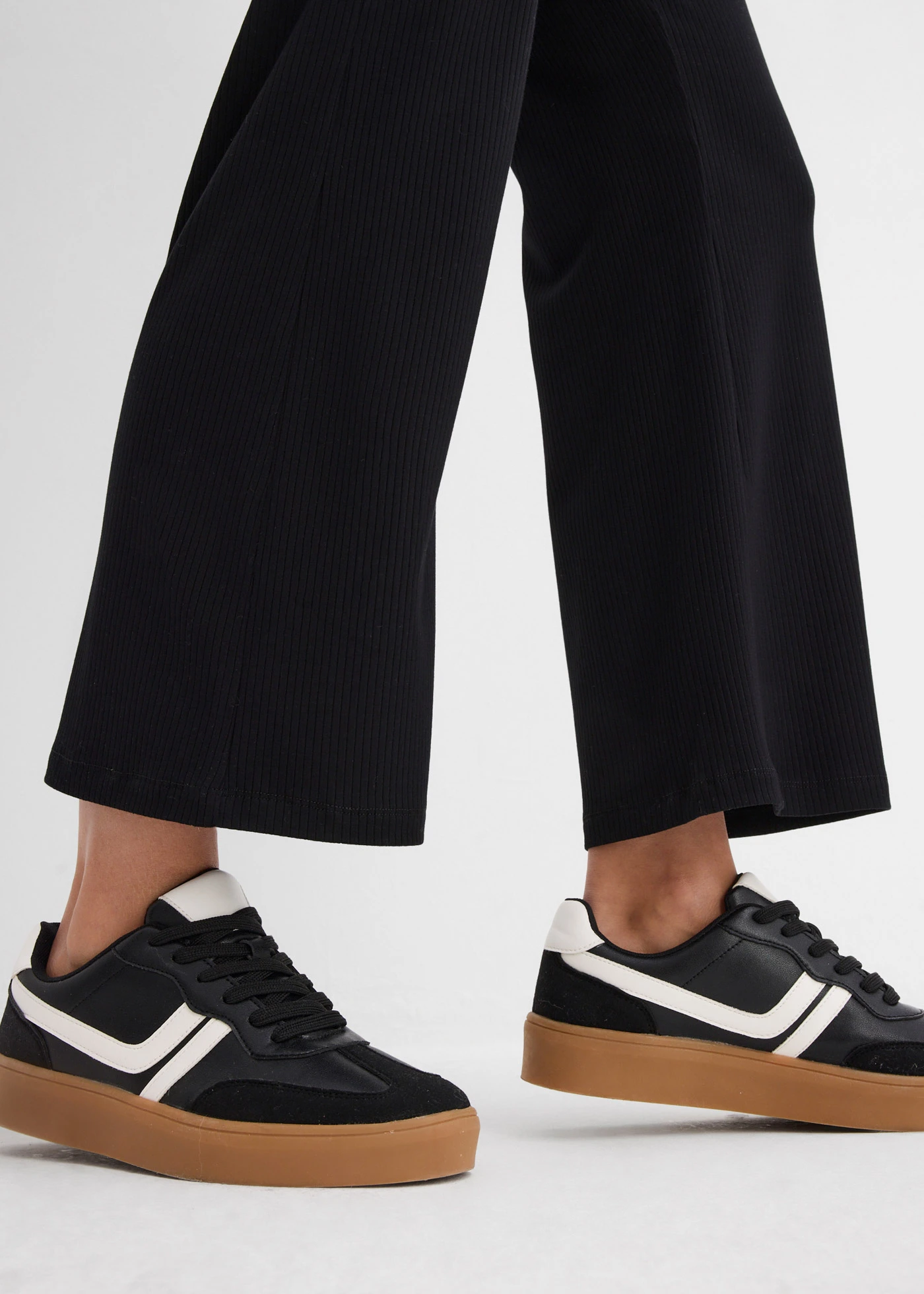 Rövidített bordás legging viszkóz keverékből • fekete • bonprix áruház